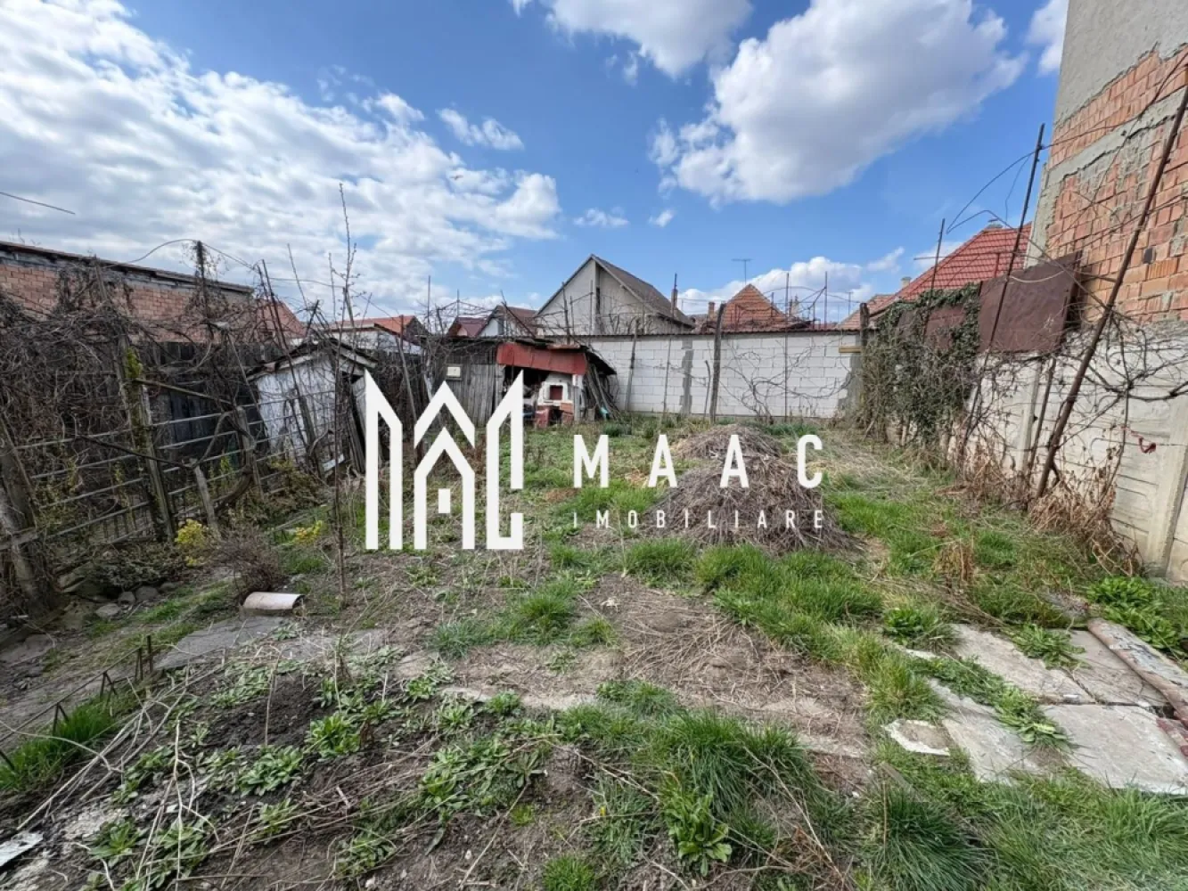 Casă individuală | 3 camere | Curte mare | Zonă liniștită | Gusterita - MAAC Imobiliare va propune spre vanzare o casă individuală situată în cartierul Gușterița din Sibiu, într-o zonă liniștită, cu acces direct din stradă, ideală atât pentru locuit, cât și pentru investiție. Proprietatea este casă pe un singur nivel (parter), de tip vagon, foarte bine compartimentată, construită solid din cărămidă, cu fundație din beton, oferind durabilitate și multiple posibilități de amenajare sau modernizare. Casa dispune de o suprafață utilă de 100 mp, o suprafață construită de 131 mp și este amplasată pe un teren de 320 mp, cu curte proprie ce poate fi amenajată după preferințe — spațiu verde, zonă de relaxare, foișor sau loc de joacă. Compartimentare 3 camere bucătărie baie holuri pivniță garaj Avantaje și beneficii construcție solidă din cărămidă fundație din beton casă individuală curte proprie acces auto și direct din stradă zonă liniștită și bine conectată garaj inclus pivniță generoasă pentru depozitare ideală pentru familie sau investiție posibilitate de personalizare și modernizare Poziționarea în zona Gușterița oferă un echilibru excelent între liniștea rezidențială și accesul rapid către oraș, magazine, școli și principalele puncte de interes din Sibiu. O proprietate cu potențial excelent, perfectă pentru cei care își doresc o casă individuală cu teren propriu într-o zonă apreciată a orașului. Pentru mai multe detalii și programarea unei vizionări, vă rugăm să ne contactați telefonic și să menționați CP3005147. }}