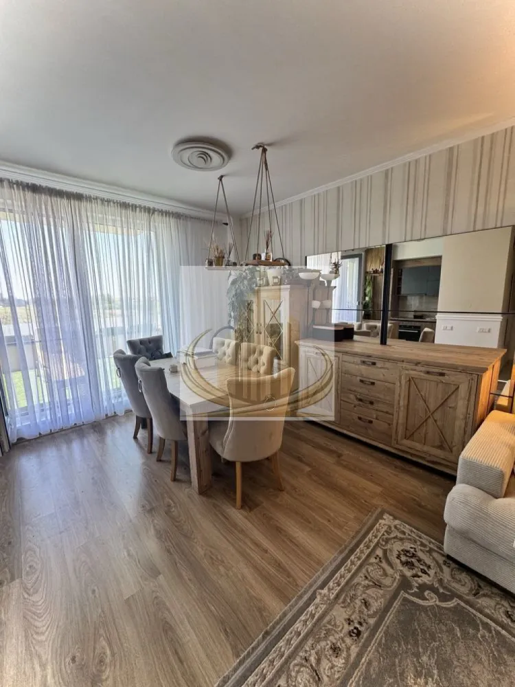 Apartament 2 Camere | Terasă Generoasă 38 mp | 2 Parcări | Dumbrăvița - Descriere: Grand Mobilis Imobiliare vă propune spre vânzare un apartament deosebit cu 2 camere, situat într-o zonă liniștită și accesibilă din Dumbrăvița, ideal atât pentru locuit, cât și pentru investiție. Cu o suprafață utilă de 50 mp și o terasă spectaculoasă de 38 mp, această proprietate oferă un echilibru perfect între confort interior și spațiu exterior, fiind ideală pentru relaxare, socializare sau amenajare după propriul stil. ✨ Apartamentul se remarcă printr-un design modern, fiind recent renovat și finisat cu mult bun gust, folosind materiale de calitate, ceea ce creează un ambient elegant și primitor. 📐 Date tehnice: Suprafață utilă: 50 mp Terasă: 38 mp An construcție: 2021 Regim mic de înălțime (imobil cu doar 16 apartamente) 🏠 Compartimentare: Living open-space cu bucătărie (posibilitate de a inchide bucataria) Dormitor confortabil Baie Hol Terasă generoasă ✨ Dotări & beneficii: Încălzire în pardoseală (cu excepția dormitorului – calorifer) Aer condiționat poziționat strategic pentru răcirea întregului apartament Se vinde complet mobilat și utilat (cu excepția TV) sau parțial mobilat (bucătărie + baie) 2 locuri de parcare înscrise în CF Priză pentru încărcare mașină electrică Costuri de întreținere reduse Apartament luminos, cu soare pe aproape tot parcursul zilei 📍 Localizare excelentă: Situat într-o zonă bine conectată, cu acces rapid către puncte de interes majore: magazine, farmacii și supermarket la parterul blocului, dar și acces facil către Timișoara, Calea Aradului, centură, autostradă și aeroport. În apropiere se regăsesc centre comerciale precum IKEA, Decathlon și Lidl. 💛 De ce să alegi acest apartament? Pentru terasa generoasă, finisajele de calitate și confortul oferit de un apartament modern, pregătit pentru mutare imediată. Este alegerea ideală pentru un stil de viață relaxat, într-o zonă în continuă dezvoltare. 📞 Pentru mai multe detalii sau pentru programarea unei vizionări, echipa Grand Mobilis Imobiliare vă stă cu drag la dispoziție! ID Intern: CP3035079 }}