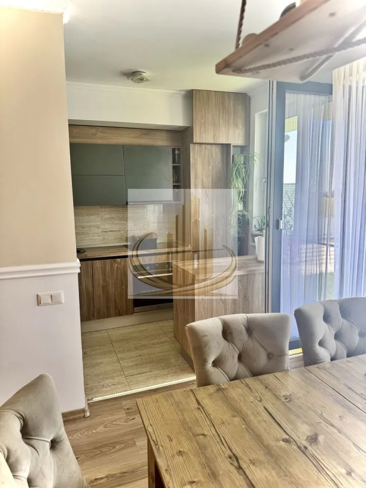 Apartament 2 Camere | Terasă Generoasă 38 mp | 2 Parcări | Dumbrăvița - Descriere: Grand Mobilis Imobiliare vă propune spre vânzare un apartament deosebit cu 2 camere, situat într-o zonă liniștită și accesibilă din Dumbrăvița, ideal atât pentru locuit, cât și pentru investiție. Cu o suprafață utilă de 50 mp și o terasă spectaculoasă de 38 mp, această proprietate oferă un echilibru perfect între confort interior și spațiu exterior, fiind ideală pentru relaxare, socializare sau amenajare după propriul stil. ✨ Apartamentul se remarcă printr-un design modern, fiind recent renovat și finisat cu mult bun gust, folosind materiale de calitate, ceea ce creează un ambient elegant și primitor. 📐 Date tehnice: Suprafață utilă: 50 mp Terasă: 38 mp An construcție: 2021 Regim mic de înălțime (imobil cu doar 16 apartamente) 🏠 Compartimentare: Living open-space cu bucătărie (posibilitate de a inchide bucataria) Dormitor confortabil Baie Hol Terasă generoasă ✨ Dotări & beneficii: Încălzire în pardoseală (cu excepția dormitorului – calorifer) Aer condiționat poziționat strategic pentru răcirea întregului apartament Se vinde complet mobilat și utilat (cu excepția TV) sau parțial mobilat (bucătărie + baie) 2 locuri de parcare înscrise în CF Priză pentru încărcare mașină electrică Costuri de întreținere reduse Apartament luminos, cu soare pe aproape tot parcursul zilei 📍 Localizare excelentă: Situat într-o zonă bine conectată, cu acces rapid către puncte de interes majore: magazine, farmacii și supermarket la parterul blocului, dar și acces facil către Timișoara, Calea Aradului, centură, autostradă și aeroport. În apropiere se regăsesc centre comerciale precum IKEA, Decathlon și Lidl. 💛 De ce să alegi acest apartament? Pentru terasa generoasă, finisajele de calitate și confortul oferit de un apartament modern, pregătit pentru mutare imediată. Este alegerea ideală pentru un stil de viață relaxat, într-o zonă în continuă dezvoltare. 📞 Pentru mai multe detalii sau pentru programarea unei vizionări, echipa Grand Mobilis Imobiliare vă stă cu drag la dispoziție! ID Intern: CP3035079 }}