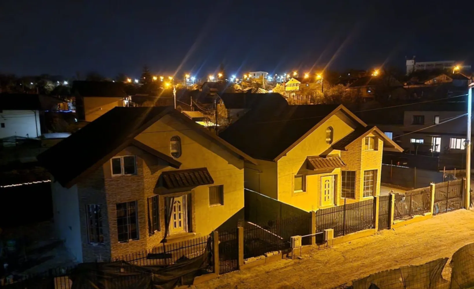 De inchiriat, vila noua - Bariera Traian - Lacul Brates - Oferta in exclusivitate prin Mag Invest! Descoperiți oportunitatea de închiriere a unei case moderne, situată într-o zonă liniștită între Bariera Traian și Lacul Brateș. Această casă se afla la prima inchiriere, construcție finalizată în 2026, oferă confort și stil pentru familiile care caută un cămin de calitate. Caracteristici principale: Preț chirie: 800 euro/lună Suprafață generoasă de 130 mp, dispusă pe două niveluri: parter și mansardă Construcție din BCA de înaltă calitate, cu armături din beton armat Acoperiș din tablă Lindab, pentru durabilitate și eficiență energetică Încălzire în pardoseală pentru un confort termic optim Ferestre din termopan cu barieră termică, asigurând izolare și reducerea costurilor de încălzire Zona liniștită, perfectă pentru relaxare și locuire pe termen lung La parter, veți găsi un living luminos și primitor, open space, ideal pentru momentele de relaxare alături de familie și prieteni, precum și un grup sanitar modern, o cameră tehnică și un dormitor matrimonial spațios. Mansarda include un dormitor cu dressing, balcon, un dormitor mai mic, perfect pentru copii sau birou, și un grup sanitar suplimentar. Această casă este gata pentru a deveni căminul dumneavoastră, fiind personalizabilă în funcție de preferințe, pentru a reflecta stilul și nevoile fiecărui chiriaș. Nu ratați șansa de a locui într-o locuință nouă, într-o zonă liniștită și confortabilă! Pentru mai multe informații sau pentru a programa o vizionare, nu ezitați să ne contactați. Telefon contact: 0740.949.871 – Marian Ene, consilier investiții Mag Invest }}