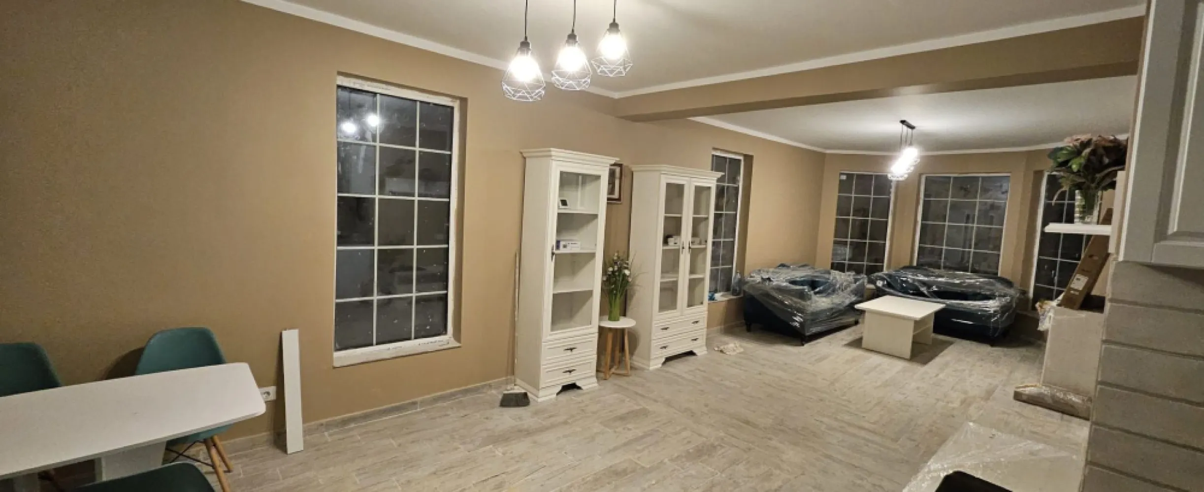 De inchiriat, vila noua - Bariera Traian - Lacul Brates - Oferta in exclusivitate prin Mag Invest! Descoperiți oportunitatea de închiriere a unei case moderne, situată într-o zonă liniștită între Bariera Traian și Lacul Brateș. Această casă se afla la prima inchiriere, construcție finalizată în 2026, oferă confort și stil pentru familiile care caută un cămin de calitate. Caracteristici principale: Preț chirie: 800 euro/lună Suprafață generoasă de 130 mp, dispusă pe două niveluri: parter și mansardă Construcție din BCA de înaltă calitate, cu armături din beton armat Acoperiș din tablă Lindab, pentru durabilitate și eficiență energetică Încălzire în pardoseală pentru un confort termic optim Ferestre din termopan cu barieră termică, asigurând izolare și reducerea costurilor de încălzire Zona liniștită, perfectă pentru relaxare și locuire pe termen lung La parter, veți găsi un living luminos și primitor, open space, ideal pentru momentele de relaxare alături de familie și prieteni, precum și un grup sanitar modern, o cameră tehnică și un dormitor matrimonial spațios. Mansarda include un dormitor cu dressing, balcon, un dormitor mai mic, perfect pentru copii sau birou, și un grup sanitar suplimentar. Această casă este gata pentru a deveni căminul dumneavoastră, fiind personalizabilă în funcție de preferințe, pentru a reflecta stilul și nevoile fiecărui chiriaș. Nu ratați șansa de a locui într-o locuință nouă, într-o zonă liniștită și confortabilă! Pentru mai multe informații sau pentru a programa o vizionare, nu ezitați să ne contactați. Telefon contact: 0740.949.871 – Marian Ene, consilier investiții Mag Invest }}