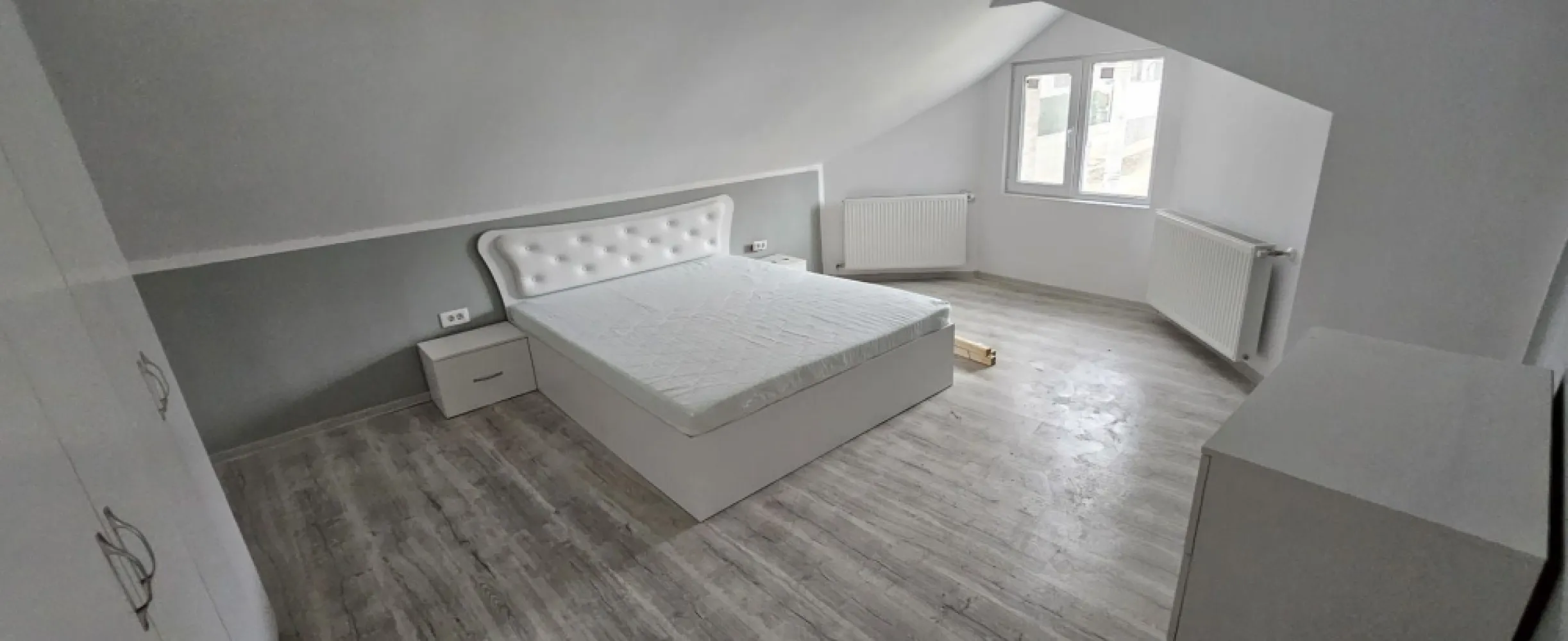 De inchiriat, vila noua - Bariera Traian - Lacul Brates - Oferta in exclusivitate prin Mag Invest! Descoperiți oportunitatea de închiriere a unei case moderne, situată într-o zonă liniștită între Bariera Traian și Lacul Brateș. Această casă se afla la prima inchiriere, construcție finalizată în 2026, oferă confort și stil pentru familiile care caută un cămin de calitate. Caracteristici principale: Preț chirie: 800 euro/lună Suprafață generoasă de 130 mp, dispusă pe două niveluri: parter și mansardă Construcție din BCA de înaltă calitate, cu armături din beton armat Acoperiș din tablă Lindab, pentru durabilitate și eficiență energetică Încălzire în pardoseală pentru un confort termic optim Ferestre din termopan cu barieră termică, asigurând izolare și reducerea costurilor de încălzire Zona liniștită, perfectă pentru relaxare și locuire pe termen lung La parter, veți găsi un living luminos și primitor, open space, ideal pentru momentele de relaxare alături de familie și prieteni, precum și un grup sanitar modern, o cameră tehnică și un dormitor matrimonial spațios. Mansarda include un dormitor cu dressing, balcon, un dormitor mai mic, perfect pentru copii sau birou, și un grup sanitar suplimentar. Această casă este gata pentru a deveni căminul dumneavoastră, fiind personalizabilă în funcție de preferințe, pentru a reflecta stilul și nevoile fiecărui chiriaș. Nu ratați șansa de a locui într-o locuință nouă, într-o zonă liniștită și confortabilă! Pentru mai multe informații sau pentru a programa o vizionare, nu ezitați să ne contactați. Telefon contact: 0740.949.871 – Marian Ene, consilier investiții Mag Invest }}