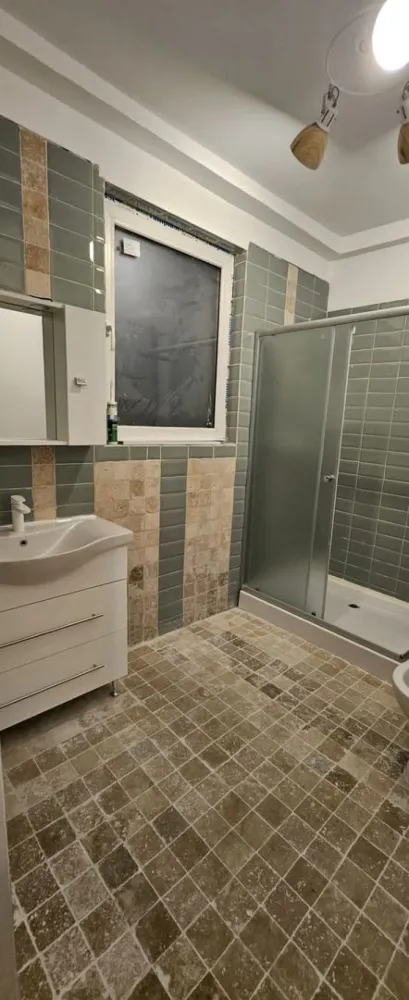 De inchiriat, vila noua - Bariera Traian - Lacul Brates - Oferta in exclusivitate prin Mag Invest! Descoperiți oportunitatea de închiriere a unei case moderne, situată într-o zonă liniștită între Bariera Traian și Lacul Brateș. Această casă se afla la prima inchiriere, construcție finalizată în 2026, oferă confort și stil pentru familiile care caută un cămin de calitate. Caracteristici principale: Preț chirie: 800 euro/lună Suprafață generoasă de 130 mp, dispusă pe două niveluri: parter și mansardă Construcție din BCA de înaltă calitate, cu armături din beton armat Acoperiș din tablă Lindab, pentru durabilitate și eficiență energetică Încălzire în pardoseală pentru un confort termic optim Ferestre din termopan cu barieră termică, asigurând izolare și reducerea costurilor de încălzire Zona liniștită, perfectă pentru relaxare și locuire pe termen lung La parter, veți găsi un living luminos și primitor, open space, ideal pentru momentele de relaxare alături de familie și prieteni, precum și un grup sanitar modern, o cameră tehnică și un dormitor matrimonial spațios. Mansarda include un dormitor cu dressing, balcon, un dormitor mai mic, perfect pentru copii sau birou, și un grup sanitar suplimentar. Această casă este gata pentru a deveni căminul dumneavoastră, fiind personalizabilă în funcție de preferințe, pentru a reflecta stilul și nevoile fiecărui chiriaș. Nu ratați șansa de a locui într-o locuință nouă, într-o zonă liniștită și confortabilă! Pentru mai multe informații sau pentru a programa o vizionare, nu ezitați să ne contactați. Telefon contact: 0740.949.871 – Marian Ene, consilier investiții Mag Invest }}