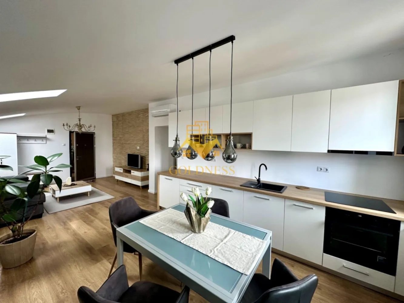 2 camere, Cartierul Europa, Eugen Ionesco, Calea Turzii, Profi - GOLDNESS Imobiliare vă propune spre închiriere un apartament cu 2 camere complet mobilat și utilat, la Mansarda într-o vila compusă din D+P+1+M, în cartierul Europa. Dispune de loc de parcare! Se află în apropierea stațiilor de transport în comun, magazine, restaurante, spații verzi, farmacii, etc. Apartamentul este compartimentat astfel: - dormitor cu pat matrimonial, dressing, noptiere - living cu canapea extensibilă, comoda tv - bucătărie complet utilată și mobilată, loc de servit masa - baie cu dus walkin, calorifer port prosop și dulap pentru depozitare. - terasa de 20mp. Imobilul este dotat cu toate cele necesare- centrală imobil cu contor separat, frigider, aragaz, hotă, mașină de spălat haine, etc. Dacă sunteți interesați de acest apartament și doriți să îl vizionați, dar și pentru alte oferte nu ezitați să ne contactați telefonic sau prin e-mail. Vă stăm la dispoziție! Pentru intermediere se percepe un comision de 50% din prețul chiriei! }}