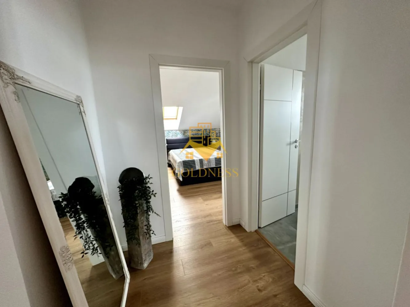 2 camere, Cartierul Europa, Eugen Ionesco, Calea Turzii, Profi - GOLDNESS Imobiliare vă propune spre închiriere un apartament cu 2 camere complet mobilat și utilat, la Mansarda într-o vila compusă din D+P+1+M, în cartierul Europa. Dispune de loc de parcare! Se află în apropierea stațiilor de transport în comun, magazine, restaurante, spații verzi, farmacii, etc. Apartamentul este compartimentat astfel: - dormitor cu pat matrimonial, dressing, noptiere - living cu canapea extensibilă, comoda tv - bucătărie complet utilată și mobilată, loc de servit masa - baie cu dus walkin, calorifer port prosop și dulap pentru depozitare. - terasa de 20mp. Imobilul este dotat cu toate cele necesare- centrală imobil cu contor separat, frigider, aragaz, hotă, mașină de spălat haine, etc. Dacă sunteți interesați de acest apartament și doriți să îl vizionați, dar și pentru alte oferte nu ezitați să ne contactați telefonic sau prin e-mail. Vă stăm la dispoziție! Pentru intermediere se percepe un comision de 50% din prețul chiriei! }}