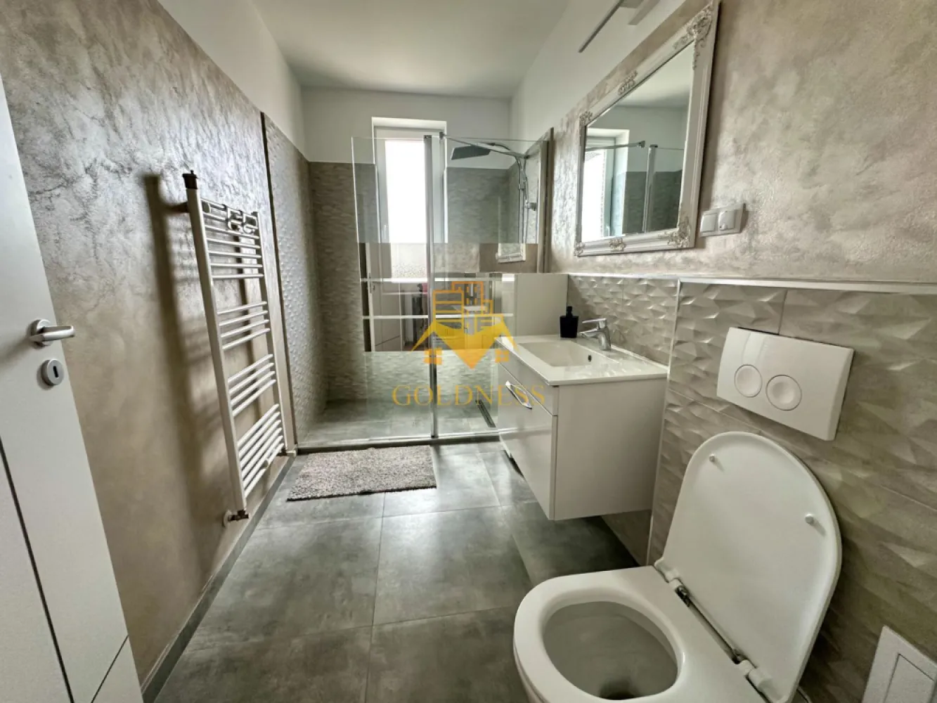 2 camere, Cartierul Europa, Eugen Ionesco, Calea Turzii, Profi - GOLDNESS Imobiliare vă propune spre închiriere un apartament cu 2 camere complet mobilat și utilat, la Mansarda într-o vila compusă din D+P+1+M, în cartierul Europa. Dispune de loc de parcare! Se află în apropierea stațiilor de transport în comun, magazine, restaurante, spații verzi, farmacii, etc. Apartamentul este compartimentat astfel: - dormitor cu pat matrimonial, dressing, noptiere - living cu canapea extensibilă, comoda tv - bucătărie complet utilată și mobilată, loc de servit masa - baie cu dus walkin, calorifer port prosop și dulap pentru depozitare. - terasa de 20mp. Imobilul este dotat cu toate cele necesare- centrală imobil cu contor separat, frigider, aragaz, hotă, mașină de spălat haine, etc. Dacă sunteți interesați de acest apartament și doriți să îl vizionați, dar și pentru alte oferte nu ezitați să ne contactați telefonic sau prin e-mail. Vă stăm la dispoziție! Pentru intermediere se percepe un comision de 50% din prețul chiriei! }}