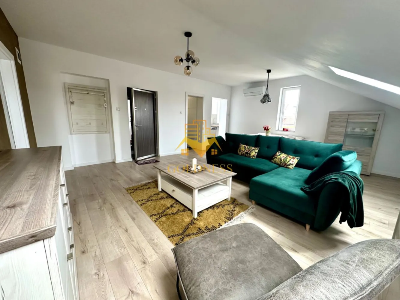 2 camere, Cartierul Europa, Eugen Ionesco, Calea Turzii, Profi - GOLDNESS Imobiliare vă propune spre închiriere un apartament cu 2 camere complet mobilat și utilat, la Mansarda într-o vila compusă din D+P+1+M, în cartierul Europa. Dispune de loc de parcare! Se află în apropierea stațiilor de transport în comun, magazine, restaurante, spații verzi, farmacii, etc. Apartamentul este compartimentat astfel: - dormitor cu pat matrimonial, dressing, noptiere - living cu canapea extensibilă - bucătărie complet utilată și mobilată, loc de servit masa - baie cu dus walkin, calorifer port prosop și dulap pentru depozitare. - terasa de 20mp. Imobilul este dotat cu toate cele necesare- centrală imobil cu contor separat, frigider, aragaz, hotă, mașină de spălat haine, mașina de spălat vase, etc. Dacă sunteți interesați de acest apartament și doriți să îl vizionați, dar și pentru alte oferte nu ezitați să ne contactați telefonic sau prin e-mail. Vă stăm la dispoziție! Pentru intermediere se percepe un comision de 50% din prețul chiriei! }}