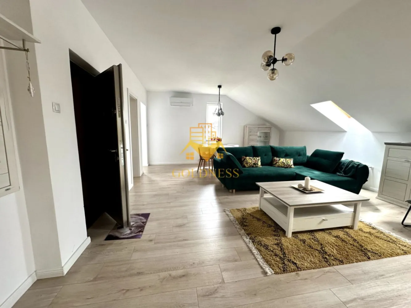 2 camere, Cartierul Europa, Eugen Ionesco, Calea Turzii, Profi - GOLDNESS Imobiliare vă propune spre închiriere un apartament cu 2 camere complet mobilat și utilat, la Mansarda într-o vila compusă din D+P+1+M, în cartierul Europa. Dispune de loc de parcare! Se află în apropierea stațiilor de transport în comun, magazine, restaurante, spații verzi, farmacii, etc. Apartamentul este compartimentat astfel: - dormitor cu pat matrimonial, dressing, noptiere - living cu canapea extensibilă - bucătărie complet utilată și mobilată, loc de servit masa - baie cu dus walkin, calorifer port prosop și dulap pentru depozitare. - terasa de 20mp. Imobilul este dotat cu toate cele necesare- centrală imobil cu contor separat, frigider, aragaz, hotă, mașină de spălat haine, mașina de spălat vase, etc. Dacă sunteți interesați de acest apartament și doriți să îl vizionați, dar și pentru alte oferte nu ezitați să ne contactați telefonic sau prin e-mail. Vă stăm la dispoziție! Pentru intermediere se percepe un comision de 50% din prețul chiriei! }}