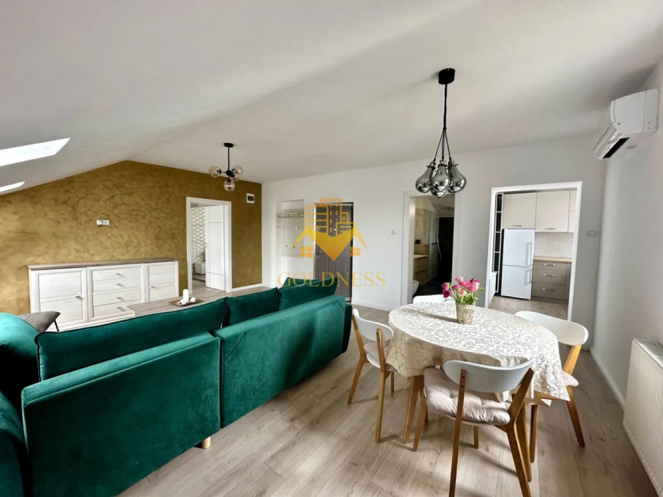2 camere, Cartierul Europa, Eugen Ionesco, Calea Turzii, Profi - GOLDNESS Imobiliare vă propune spre închiriere un apartament cu 2 camere complet mobilat și utilat, la Mansarda într-o vila compusă din D+P+1+M, în cartierul Europa. Dispune de loc de parcare! Se află în apropierea stațiilor de transport în comun, magazine, restaurante, spații verzi, farmacii, etc. Apartamentul este compartimentat astfel: - dormitor cu pat matrimonial, dressing, noptiere - living cu canapea extensibilă - bucătărie complet utilată și mobilată, loc de servit masa - baie cu dus walkin, calorifer port prosop și dulap pentru depozitare. - terasa de 20mp. Imobilul este dotat cu toate cele necesare- centrală imobil cu contor separat, frigider, aragaz, hotă, mașină de spălat haine, mașina de spălat vase, etc. Dacă sunteți interesați de acest apartament și doriți să îl vizionați, dar și pentru alte oferte nu ezitați să ne contactați telefonic sau prin e-mail. Vă stăm la dispoziție! Pentru intermediere se percepe un comision de 50% din prețul chiriei! }}
