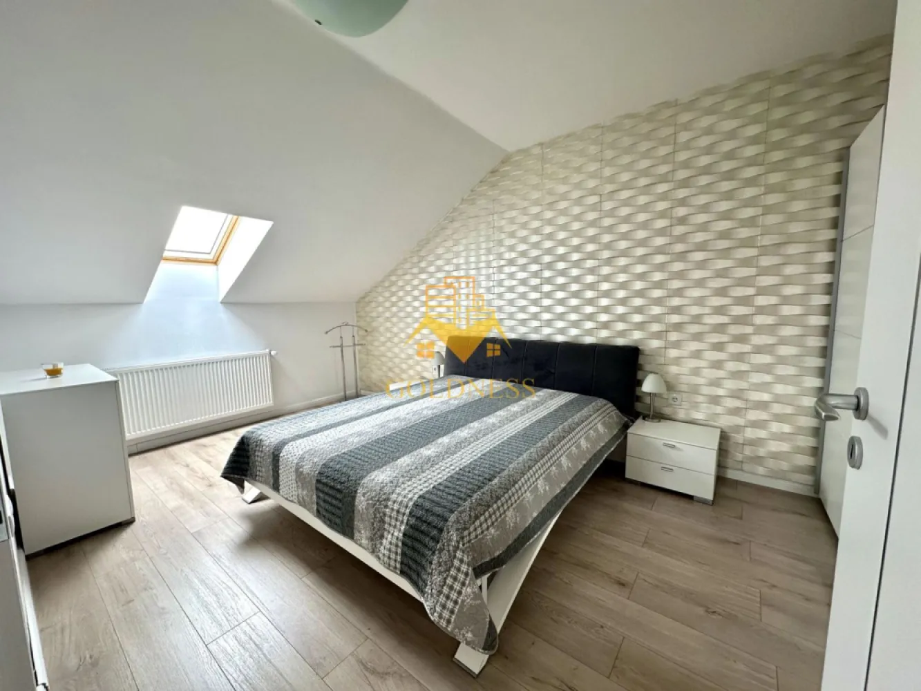 2 camere, Cartierul Europa, Eugen Ionesco, Calea Turzii, Profi - GOLDNESS Imobiliare vă propune spre închiriere un apartament cu 2 camere complet mobilat și utilat, la Mansarda într-o vila compusă din D+P+1+M, în cartierul Europa. Dispune de loc de parcare! Se află în apropierea stațiilor de transport în comun, magazine, restaurante, spații verzi, farmacii, etc. Apartamentul este compartimentat astfel: - dormitor cu pat matrimonial, dressing, noptiere - living cu canapea extensibilă - bucătărie complet utilată și mobilată, loc de servit masa - baie cu dus walkin, calorifer port prosop și dulap pentru depozitare. - terasa de 20mp. Imobilul este dotat cu toate cele necesare- centrală imobil cu contor separat, frigider, aragaz, hotă, mașină de spălat haine, mașina de spălat vase, etc. Dacă sunteți interesați de acest apartament și doriți să îl vizionați, dar și pentru alte oferte nu ezitați să ne contactați telefonic sau prin e-mail. Vă stăm la dispoziție! Pentru intermediere se percepe un comision de 50% din prețul chiriei! }}