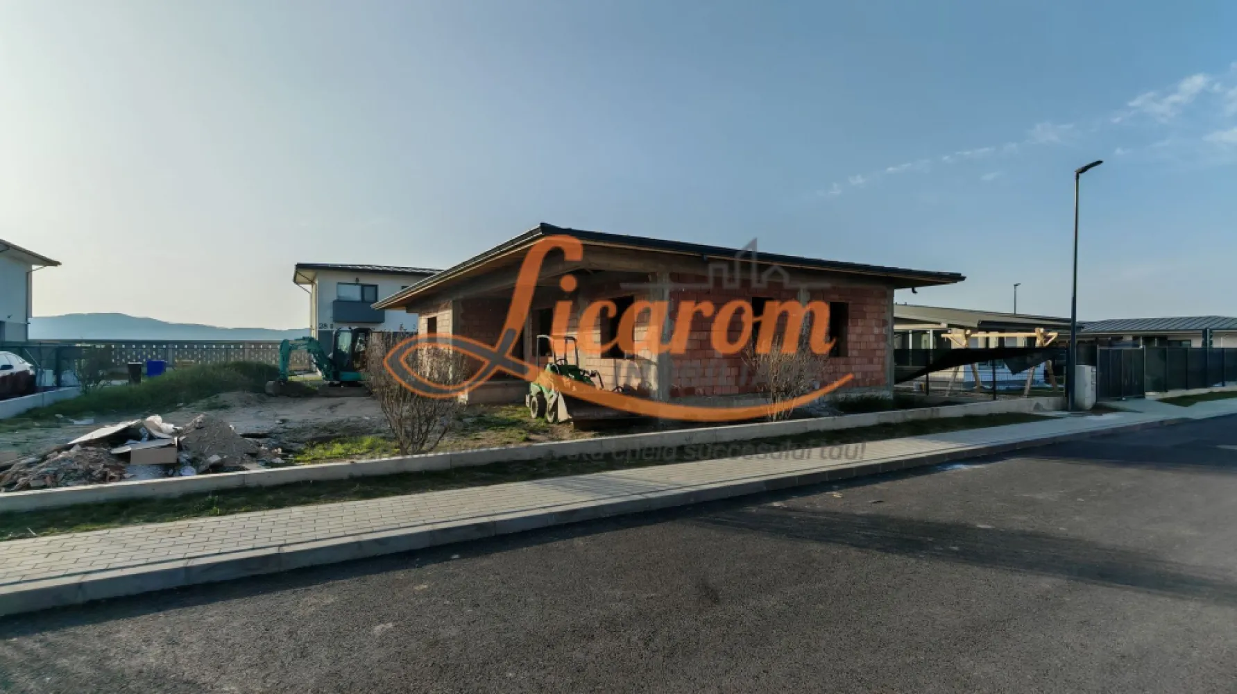 Casa Parter 3 camere CRISTIAN, DIFERIT HAUS,teren 500 mp - Licarom Imobiliare propune spre vanzare o casa pe Parter situata in CRISTIAN in cartierul residential DIFERIT HAUS. Casa este compusa din living cu tearasa,bucatarie,dining room,2 dormitoare (unul matrimonial cu dresing propriu si baie) un alt grup sanitar,debara. Casa are 105 mp utili si este asezata intr-un teren de 500 mp cu acces auto. Cartierul DIFERIT HAUS este unul diferit de altele asa cum poarta si numele prin ceea ce ofera rezidentilor sai (conditii la cele mai inalte standarde). Casa este in faza de executie si se preda la cheie la pretul de 300000 euro. Este racordata la toate utilitatile apa,gaz,curent electric si canalizare. Strazile sunt asfaltate si au iluminat public. Daca se doreste cumpararea inainte de finalizarea imobilului,pretul poate fi mai mic,in functie de faza la care se afla constructia,astfel noul proprieatar va putea sa-si personalizeze casa dupa propriul gust. In imediata apropiere este statie RATBV si magazin de cartier. Pentru mai multe informatii,nu ezitati sa ne contactati la telefon 0723985424 Consultant imobiliar Liliana si 0741059397 Consultant imobiliar Calin. }}