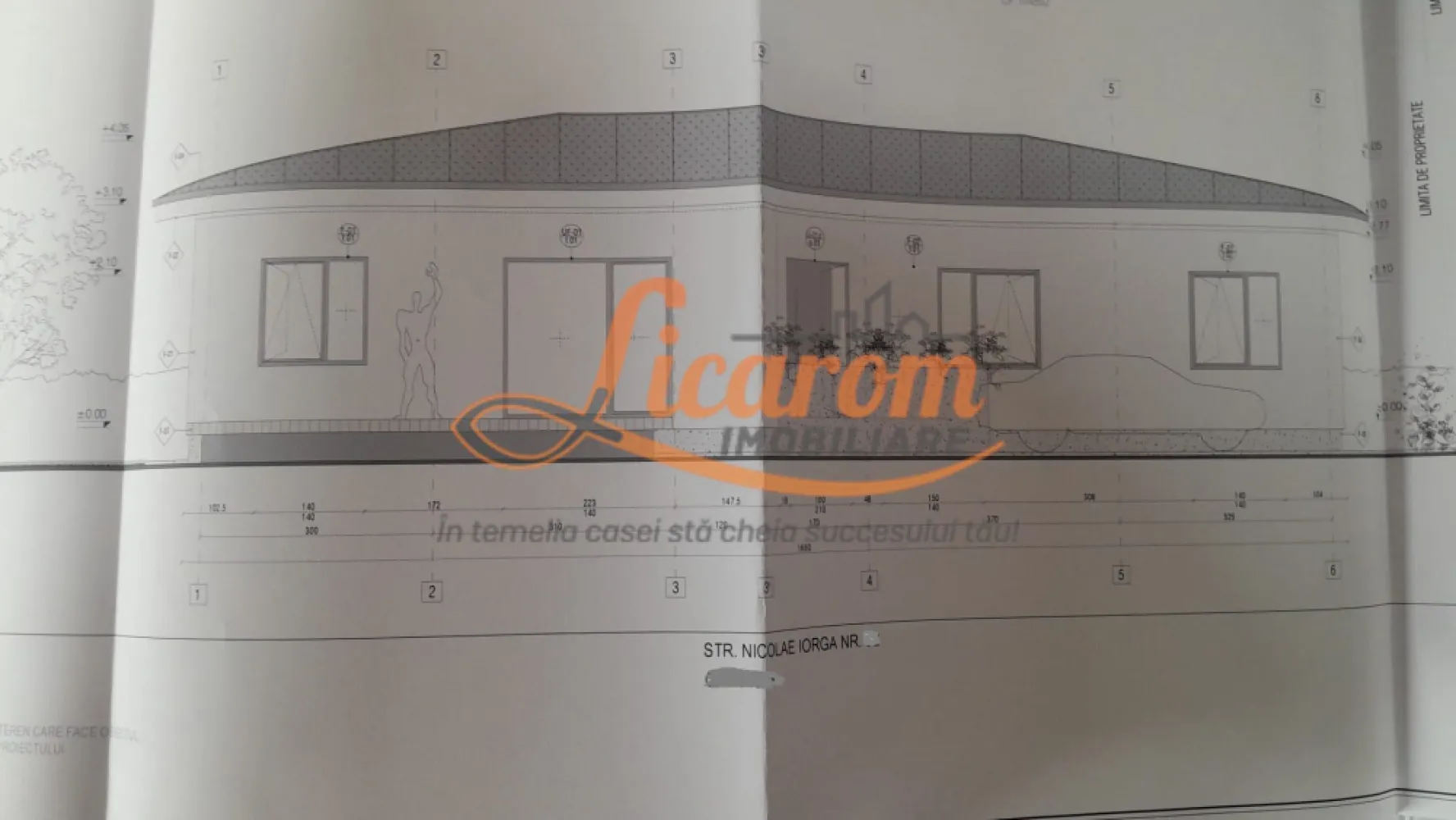 Casa Parter 3 camere CRISTIAN, DIFERIT HAUS,teren 500 mp - Licarom Imobiliare propune spre vanzare o casa pe Parter situata in CRISTIAN in cartierul residential DIFERIT HAUS. Casa este compusa din living cu tearasa,bucatarie,dining room,2 dormitoare (unul matrimonial cu dresing propriu si baie) un alt grup sanitar,debara. Casa are 105 mp utili si este asezata intr-un teren de 500 mp cu acces auto. Cartierul DIFERIT HAUS este unul diferit de altele asa cum poarta si numele prin ceea ce ofera rezidentilor sai (conditii la cele mai inalte standarde). Casa este in faza de executie si se preda la cheie la pretul de 300000 euro. Este racordata la toate utilitatile apa,gaz,curent electric si canalizare. Strazile sunt asfaltate si au iluminat public. Daca se doreste cumpararea inainte de finalizarea imobilului,pretul poate fi mai mic,in functie de faza la care se afla constructia,astfel noul proprieatar va putea sa-si personalizeze casa dupa propriul gust. In imediata apropiere este statie RATBV si magazin de cartier. Pentru mai multe informatii,nu ezitati sa ne contactati la telefon 0723985424 Consultant imobiliar Liliana si 0741059397 Consultant imobiliar Calin. }}