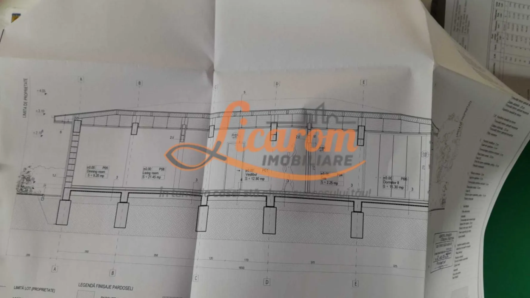 Casa Parter 3 camere CRISTIAN, DIFERIT HAUS,teren 500 mp - Licarom Imobiliare propune spre vanzare o casa pe Parter situata in CRISTIAN in cartierul residential DIFERIT HAUS. Casa este compusa din living cu tearasa,bucatarie,dining room,2 dormitoare (unul matrimonial cu dresing propriu si baie) un alt grup sanitar,debara. Casa are 105 mp utili si este asezata intr-un teren de 500 mp cu acces auto. Cartierul DIFERIT HAUS este unul diferit de altele asa cum poarta si numele prin ceea ce ofera rezidentilor sai (conditii la cele mai inalte standarde). Casa este in faza de executie si se preda la cheie la pretul de 300000 euro. Este racordata la toate utilitatile apa,gaz,curent electric si canalizare. Strazile sunt asfaltate si au iluminat public. Daca se doreste cumpararea inainte de finalizarea imobilului,pretul poate fi mai mic,in functie de faza la care se afla constructia,astfel noul proprieatar va putea sa-si personalizeze casa dupa propriul gust. In imediata apropiere este statie RATBV si magazin de cartier. Pentru mai multe informatii,nu ezitati sa ne contactati la telefon 0723985424 Consultant imobiliar Liliana si 0741059397 Consultant imobiliar Calin. }}