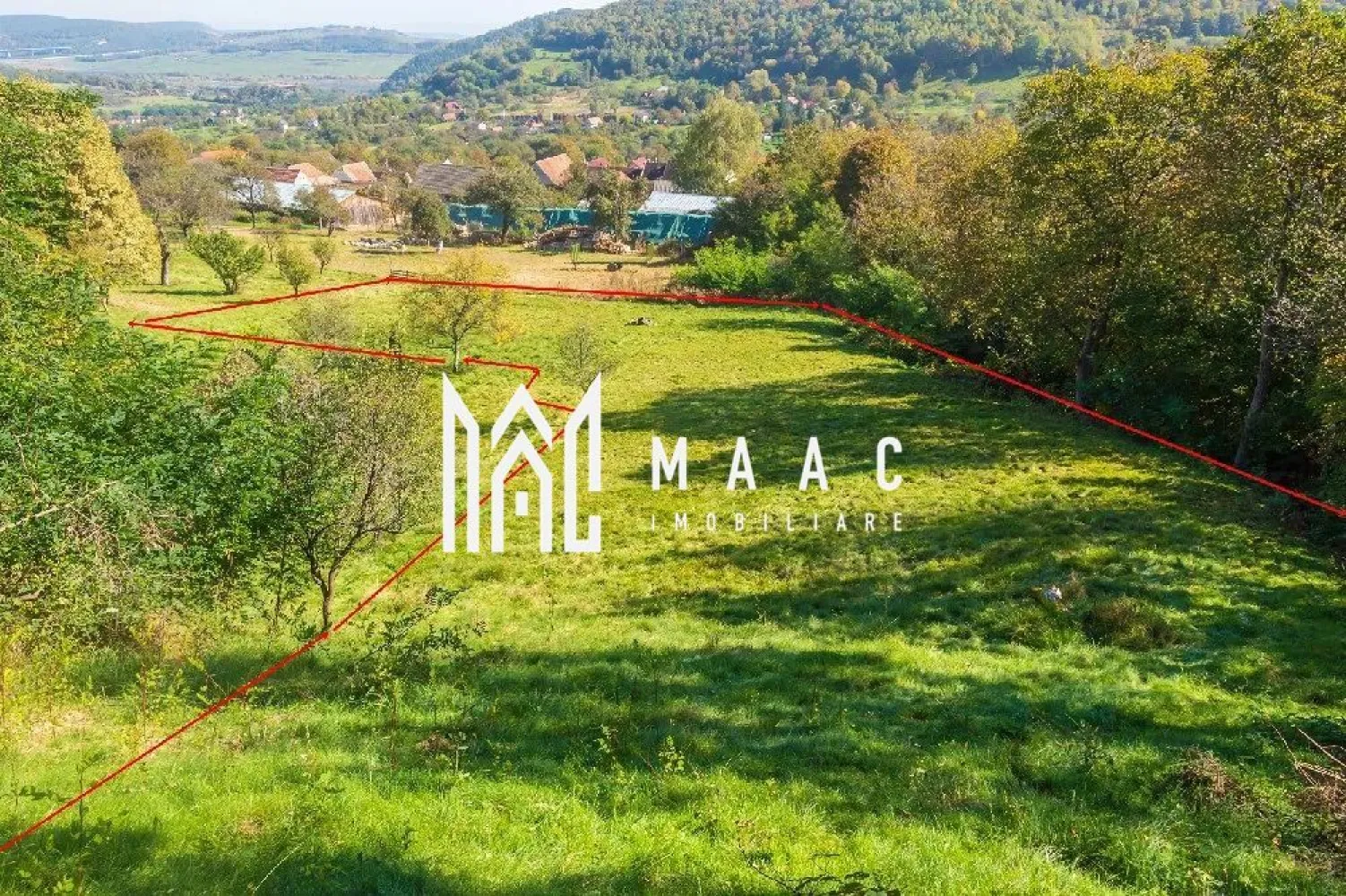 Teren | Intravilan | 2439 MPU | Fântânele - MAAC Imobiliare vă propune spre vânzare un teren intravilan în suprafață de 2439 mp, situat în Fântânele, Sibiu, într-o zonă liniștită, aproape de sat și de pădure. Proprietatea se remarcă prin cadrul natural deosebit și poziționarea excelentă, fiind ideală pentru construcția unei locuințe permanente sau a unei case de vacanță. Detalii teren: • suprafață totală: 2439 mp • teren aproximativ 75% drept, ideal pentru construcție • diferență ușoară de nivel în partea superioară, cu deschidere spre liziera pădurii • oferă priveliște și intimitate • amplasat la marginea zonei locuite Cadru natural și avantaje: • vecinătate directă cu pădurea • zonă aerisită, liniștită, fără aglomerație • ideal pentru relaxare și locuire în natură • fir natural de apă pentru drenaj (avantaj pentru scurgerea apei) Acces: • deschidere la drum conform hărții cadastrale • acces pe drum natural (neamenajat în prezent) Utilități: • curent, gaz și canalizare la aproximativ 500 m Acte: • carte funciară • liber de sarcini Pentru mai multe detalii sau pentru programarea unei vizionări, vă rugăm să ne contactați și să menționați ID: CP3033599 }}