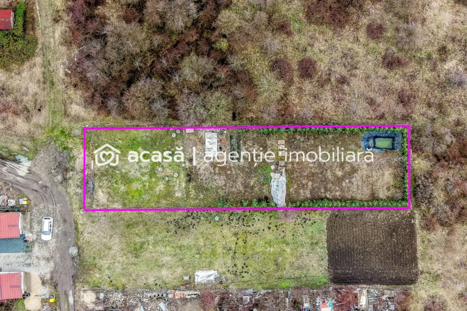 Teren 906 mp Arad, preț sub localitățile limitrofe. - Vrei să construiești o casă pentru familia ta, dar terenurile din jurul Aradului au devenit prea scumpe? Îți propun un teren generos de 906 mp, situat în zona Grădina Poștei, Arad, la doar 55 €/mp, un preț mai mic decât în multe localități limitrofe orașului. Chiar dacă este la periferie, terenul este în municipiul Arad, ceea ce înseamnă adresă de oraș și potențial de dezvoltare pe termen lung. ✔ Suprafață: 906 mp ✔ Front stradal: 15 ml, ideal pentru amplasarea unei case bine proporționate ✔ Zonă extrem de liniștită, cu acces limitat, fără trafic intens ✔ Apă curentă și energie electrică disponibile Momentan nu există gaz și canalizare în zonă, însă acest aspect este deja reflectat în prețul foarte competitiv. Imaginează-ți o curte mare, unde copilul tău se poate juca în siguranță, o terasă spațioasă și suficient loc pentru grădină, foișor sau chiar o mică livadă. Cei 906 mp îți oferă libertatea să construiești inteligent, fără compromisuri legate de spațiu. Frontul de 15 metri îți permite o casă frumos poziționată, cu acces auto confortabil. Este o alegere practică pentru o familie care vrea să construiască etapizat, într-o zonă calmă, ferită de agitația orașului. Sună acum și programează o vizionare. Terenurile mari, la acest preț, în Arad, sunt tot mai rare. 📞 Andrei Caracioni – 0757 662 907 Cod proprietate: CP2937278 }}