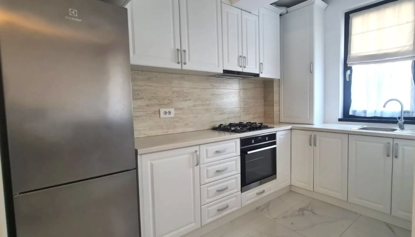 De vanzare apartament cu 2 camere Micro 17, 133.000 euro - Vă propunem spre vânzare un apartament cu 2 camere, nedecomandat, situat în cartierul Micro 17, într-un bloc nou. Apartamentul este renovat complet, cu finisaje moderne și se vinde mobilat și utilat, fiind gata pentru a fi locuit imediat. Este o alegere excelentă atât pentru locuință personală, cât și pentru investiție. Detalii: 2 camere compartimentare nedecomandată bloc nou renovat integral mobilat și utilat complet zonă accesibilă, aproape de magazine, transport în comun și alte facilități. Pret 133.000 euro nenegociabil. Pentru informații suplimentare și vizionări, sunati la numarul de telefon 0746.252.252 Liliana Ene.