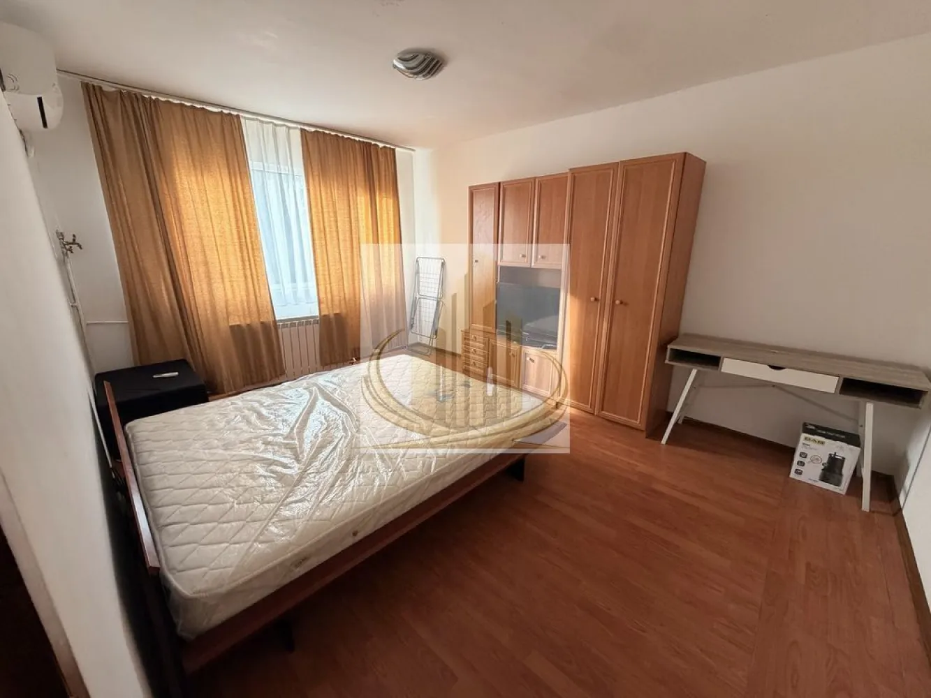 🏡 Garsonieră modernă de închiriat în zonă excelentă – complet utilată - ✨ Grand Mobilis Imobiliare vă propune spre închiriere o garsonieră cochetă, situată într-o zonă apreciată din Blascovici, cu acces facil către puncte de interes local. ✨ 📍 Locația beneficiază de infrastructură completă: mijloace de transport în comun în apropiere, iluminat stradal modern și străzi asfaltate, oferind confort și siguranță. 🏢 Garsoniera este poziționată la etajul 4 al unui imobil bine întreținut și este complet mobilată și utilată, pregătită pentru mutare imediată: ✔ aer condiționat ✔ mașină de spălat ✔ televizor ✔ aragaz ✔ frigider ✔ mobilier complet 🔥 Încălzirea este asigurată prin sistem centralizat, cu costuri accesibile: • vară: aproximativ 200–300 lei • iarnă: aproximativ 500–600 lei 💰 Se solicită garanție în valoare de 220 euro. 🌟 Oferta este ideală pentru închiriere pe termen lung, fiind potrivită inclusiv pentru persoane care dețin animale de companie sau sunt fumători. 💎 Toate acestea la un preț extraordinar, reprezentând o oportunitate excelentă pe piața actuală! 📞 Pentru mai multe detalii și programarea unei vizionări, nu ezitați să ne contactați! Grand Mobilis Imobiliare