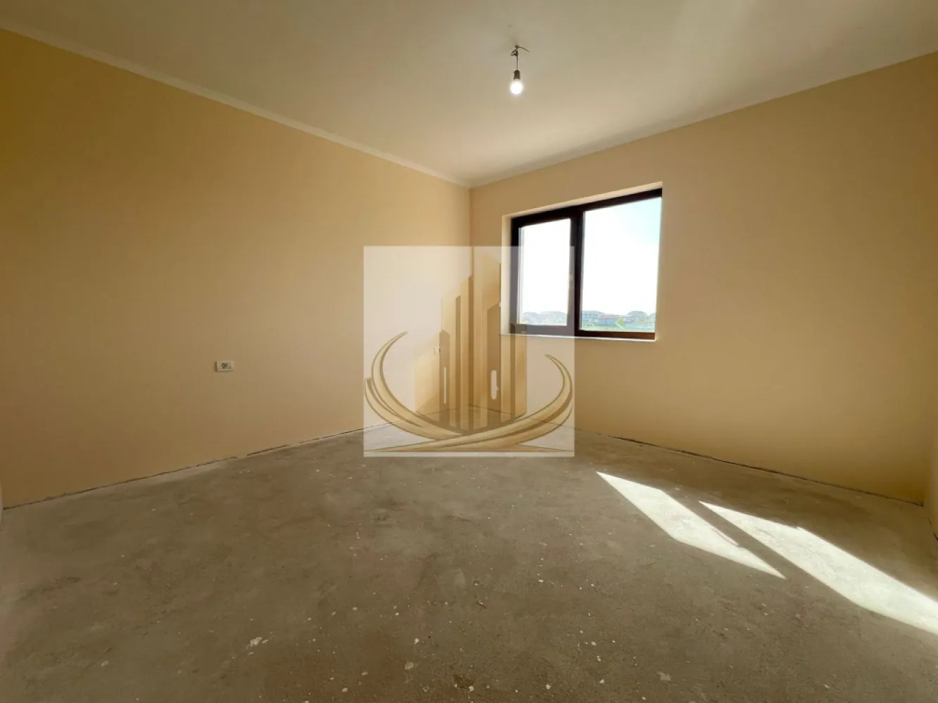 Duplex Mediteranean, Dumbravita, 5 camere, finisaje premium,casa SMART - Grand Mobilis Imobiliare vă propune spre vânzare o jumătate de duplex în stil mediteranean, o proprietate premium situată într-o zonă rezidențială liniștită din Dumbrăvița, dar foarte bine conectată la toate punctele de interes. Proprietatea impresionează prin designul elegant, compartimentarea inteligentă și dotările de înaltă calitate, fiind ideală pentru o familie care își dorește confort, spațiu și intimitate. Detalii generale: Suprafață utilă: 135 mp Terasă acoperită: 18 mp Suprafață teren: 300 mp Construcția este realizată din cărămidă, cu izolație exterioară de 15 cm (EPS 80), iar podul este izolat cu vată minerală de 20 cm, asigurând eficiență energetică ridicată. Compartimentare: Parter: Hol de acces Baie cu cabină de duș Birou / dormitor Cameră tehnică Living și bucătărie, ambele cu ieșire pe terasa acoperită Etaj: Hol Dressing Dormitor matrimonial cu baie proprie Baie cu cadă 2 dormitoare suplimentare Pod: Acces pe scară Spațiu circulabil, ideal pentru depozitare Finisaje și amenajări interioare: Tâmplărie PVC Salamander cu geam tripan Uși interioare Porta Doors – gamă premium Glafuri din marmură (interior și exterior) Prize și întrerupătoare Gewis Băi și bucătărie placate cu gresie și faianță premium Pardoseli din gresie și parchet în dormitoare Dotări și facilități: Încălzire în pardoseală cu termostat individual în fiecare cameră Prize pentru internet și cablu TV în toate camerele, inclusiv pe terasă Aer condiționat (18.000 BTU) Proprietatea este pregătită pentru montarea unui sistem de panouri fotovoltaice Stație de încărcare pentru mașini electrice (în curs de instalare) Poartă auto cu deschidere automată și poartă pietonală cu videointerfon Sistem de supraveghere video exterior (Hikvision – 3 camere) Sistem antiefracție cu senzori de mișcare și alarmă 2 locuri de parcare în curte Sistem de drenaj pentru apele pluviale Sistem de irigație în curs de instalare, alimentat din foraj propriu Această proprietate reprezintă o alegere excelentă pentru cei care caută un cămin modern, bine construit și echipat la standarde înalte, într-o zonă liniștită, dar accesibilă. Tur Virtual disponibil la cerere! Pentru mai multe detalii sau programarea unei vizionări, echipa Grand Mobilis Imobiliare vă stă la dispoziție. ID Intern: CP3023236 }}