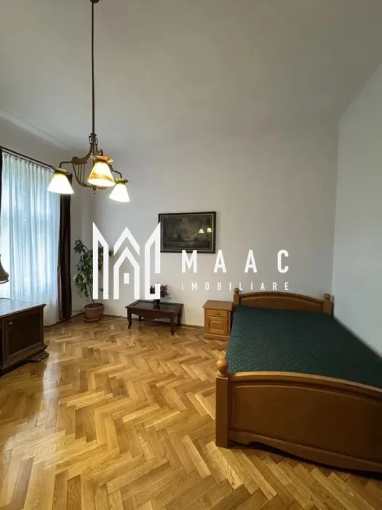 Apartament | 5 Camere | 172 MPU | Curte | Disponibila imediat | Central - MAAC Imobiliare are plăcerea de a vă prezinta spre închiriere un apartament deosebit, situat la casă, ce impresionează prin atmosfera sa caldă și rafinată. Proprietatea este ideală pentru cei care apreciază confortul autentic, spațiile generoase și detaliile clasice atent păstrate. Cu o suprafață utilă de 172 mp, locuința este excelent compartimentată și oferă: 5 camere spațioase, living open-space luminos, 2 băi, garaj. Casa este complet mobilată și utilată, cu piese alese cu grijă pentru a îmbina farmecul vremurilor de altădată cu funcționalitatea modernă. Finisajele de calitate, lumina naturală abundentă și spațiile aerisite creează un ambient elegant, primitor și plin de personalitate. Proprietatea beneficiază de: curte comună cu o suprafață totală de aproximativ 1000 mp, pivniță și cămară, sistem de încălzire cu centrală pe gaz, completat de șemineu și sobă pe lemne, oferind astfel confort termic și un plus de intimitate și relaxare. Această locuință este ideală pentru o familie care își dorește un cămin spațios și elegant sau pentru persoane care apreciază un stil de viață liniștit, într-un ambient rafinat și autentic. Condiții de închiriere: Se percepe o garanție în cuantumul unei chirii lunare. Fumatul nu este permis în interior. Pentru mai multe detalii sau programarea unei vizionari, contactati Maac imobiliare, specificand ID: CP2801545 }}