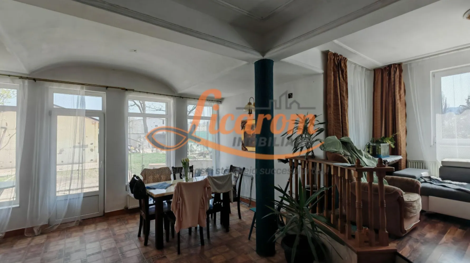 Vila P+E Bartolomeu,4 camere,4 bai,curte,garaj. - Licarom Imobiliare propune spre vanzare o vila construita in anul 2010 dispusa pe Parter si etaj in cartierul Bartolomeu str Feldioarei. Casa are o suprafata foarte generoasa si are urmatoarea compozitie: La parter: Hol intrare,bucatarie mare si camara,baie si living generos cu iesire spre terasa La etaj : 3 Dormitoare fiecare cu baie proprie si 2 balcoane Constructia este realizata din BCA cu planseu din lemn intre etaje. Exteriorul casei este termoizolat cu polistiren. Terenul este in suprafata totala de 405 mp si are acces din 2 strazi,fiind situat pe colt,Curtea are acces auto si deasemenea exista garaj inchis. Casa necesita reparatii si amenajari. Daca esti interesat de achizitia unei case in care sa poti sa iti pune amprenta,sa investesti si sa o amenajezi asa cum iti doresti,aceasta este proprietatea! Pentru mai multe detalii si vizionari,nu ezitata sa ne contactezi la telefon 0741059397 Consultant imobiliar Calin si 0723985424 Consultant imobiliar Liliana