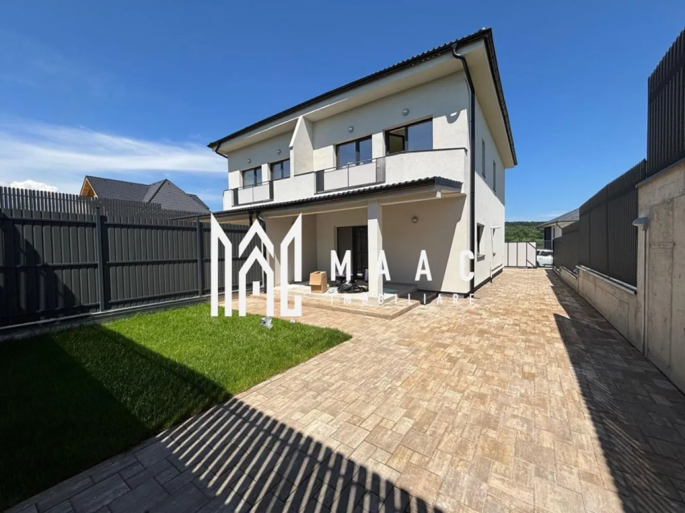 Casă 4 camere | La cheie | 148 mp utili | 4 băi I Cisnadie - MAAC Imobiliare vă propune spre vânzare o casă tip duplex finalizată la cheie, situată într-o zonă liniștită, la ieșirea din Cisnădie către Cisnădioara – o locație cu priveliște superbă și acces facil către Sibiu. Detalii proprietate: Suprafață utilă: 148 mp Teren aferent: 233 mp Regim de înălțime: P + E + M Compartimentare: Parter: Hol de acces Bucătărie separată Living luminos cu zonă de dining și acces la terasă acoperită Baie Spațiu de depozitare Etaj: 2 dormitoare spațioase 2 băi Balcon Mansardă: Dormitor cu baie proprie Dotări și beneficii: Predare la cheie cu finisaje premium Încălzire în pardoseală pentru confort superior Poartă automatizată Priveliște deosebită asupra zonei Zonă liniștită, ideală pentru familii O locuință modernă, atent proiectată pentru confort, intimitate și calitate — perfectă pentru cei care își doresc un cămin aproape de natură, dar la doar câteva minute de oraș. Pentru mai multe informații și programări la vizionare, vă rugăm să menționați ID anunț: CP2801384 }}