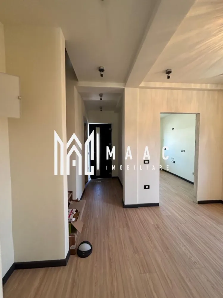 Casă 4 camere | La cheie | 148 mp utili | 4 băi I Cisnadie - MAAC Imobiliare vă propune spre vânzare o casă tip duplex finalizată la cheie, situată într-o zonă liniștită, la ieșirea din Cisnădie către Cisnădioara – o locație cu priveliște superbă și acces facil către Sibiu. Detalii proprietate: Suprafață utilă: 148 mp Teren aferent: 233 mp Regim de înălțime: P + E + M Compartimentare: Parter: Hol de acces Bucătărie separată Living luminos cu zonă de dining și acces la terasă acoperită Baie Spațiu de depozitare Etaj: 2 dormitoare spațioase 2 băi Balcon Mansardă: Dormitor cu baie proprie Dotări și beneficii: Predare la cheie cu finisaje premium Încălzire în pardoseală pentru confort superior Poartă automatizată Priveliște deosebită asupra zonei Zonă liniștită, ideală pentru familii O locuință modernă, atent proiectată pentru confort, intimitate și calitate — perfectă pentru cei care își doresc un cămin aproape de natură, dar la doar câteva minute de oraș. Pentru mai multe informații și programări la vizionare, vă rugăm să menționați ID anunț: CP2801384 }}