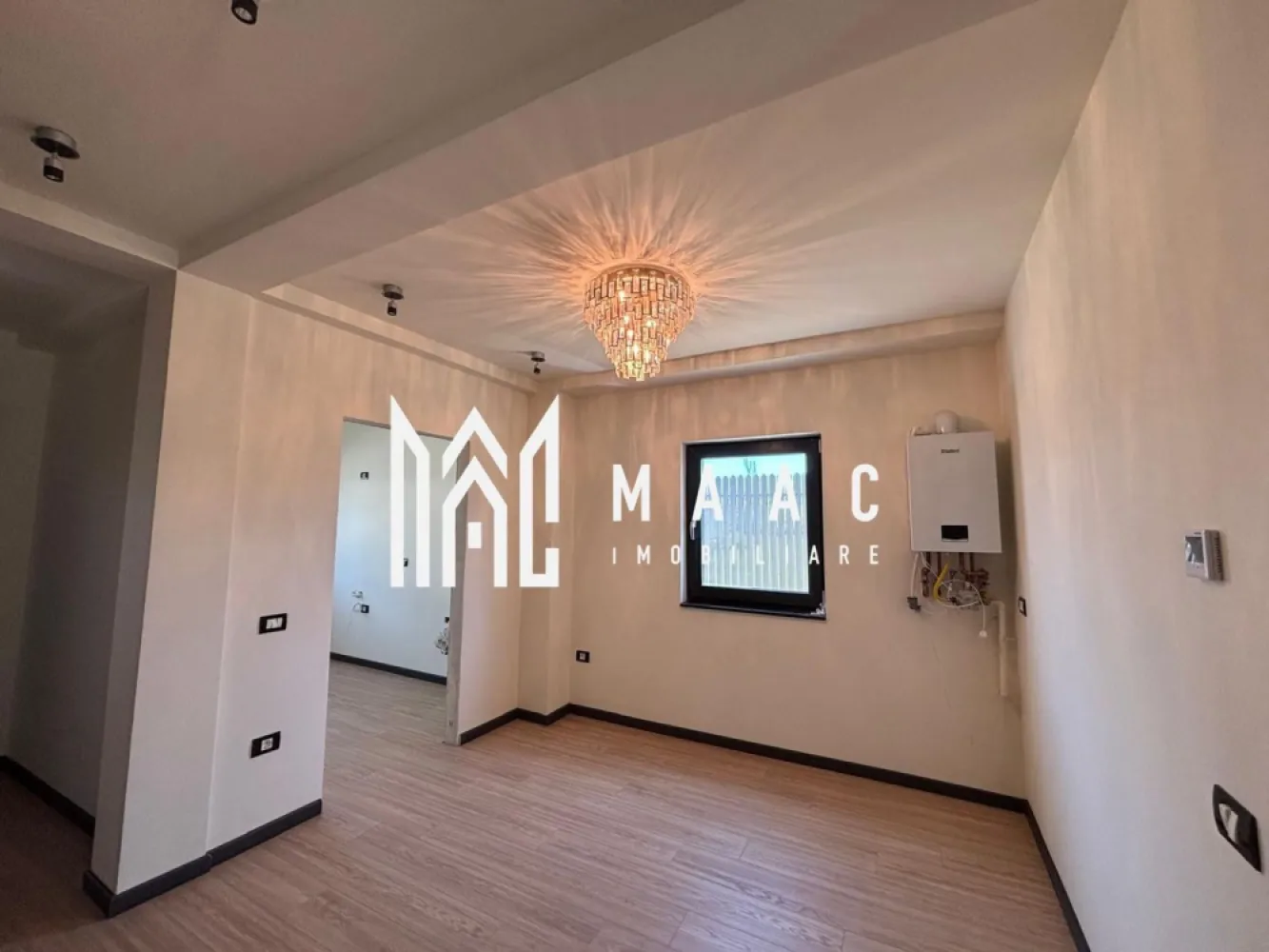 Casă 4 camere | La cheie | 148 mp utili | 4 băi I Cisnadie - MAAC Imobiliare vă propune spre vânzare o casă tip duplex finalizată la cheie, situată într-o zonă liniștită, la ieșirea din Cisnădie către Cisnădioara – o locație cu priveliște superbă și acces facil către Sibiu. Detalii proprietate: Suprafață utilă: 148 mp Teren aferent: 233 mp Regim de înălțime: P + E + M Compartimentare: Parter: Hol de acces Bucătărie separată Living luminos cu zonă de dining și acces la terasă acoperită Baie Spațiu de depozitare Etaj: 2 dormitoare spațioase 2 băi Balcon Mansardă: Dormitor cu baie proprie Dotări și beneficii: Predare la cheie cu finisaje premium Încălzire în pardoseală pentru confort superior Poartă automatizată Priveliște deosebită asupra zonei Zonă liniștită, ideală pentru familii O locuință modernă, atent proiectată pentru confort, intimitate și calitate — perfectă pentru cei care își doresc un cămin aproape de natură, dar la doar câteva minute de oraș. Pentru mai multe informații și programări la vizionare, vă rugăm să menționați ID anunț: CP2801384 }}