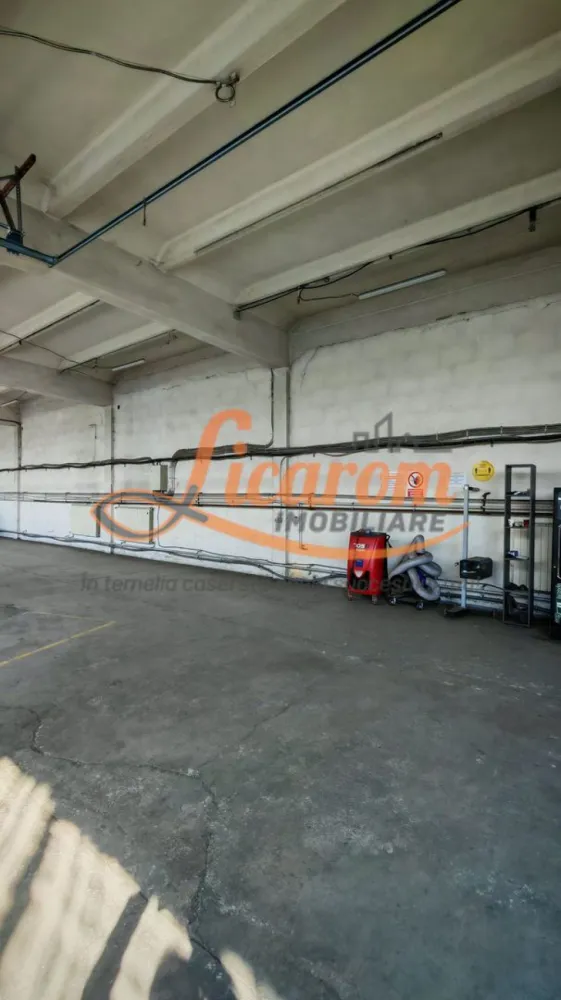 Hala 500 mp productie/depozitare Bartolomeu,birouri,parcare mare. - Licarom Imobiliare propune spre inchiriere o hala in suprafata de 500 mp,situata in Bartolomeu zona industriala. Proprietatea are in dotare 2 spatii pentru vestiare (aproximativ 100 mp),4 birouri in suprafata de 120 mp,un grup sanitar si are o parcare mare ,in suprafata de 200 mp, in care incap 18 masini. Hala este pretabila pentru produtie,depozitare,service auto,etc. Este racordata la curent electric de 380 V, cu putere instalata de 25KW care se poate mari la nevoie pana la 300 KW. Incalzirea se face cu gaz. Accesul este foarte usor catre oras si catre centura Bv. Pretul chiriei este de 2000 euro/luna. Pentru informatii suplimentare si vizionari,nu ezitati sa ne contactati la telefon 0741059397 Consultant imobiliar Calin si 0723985424 Consultant imobiliar Liliana.