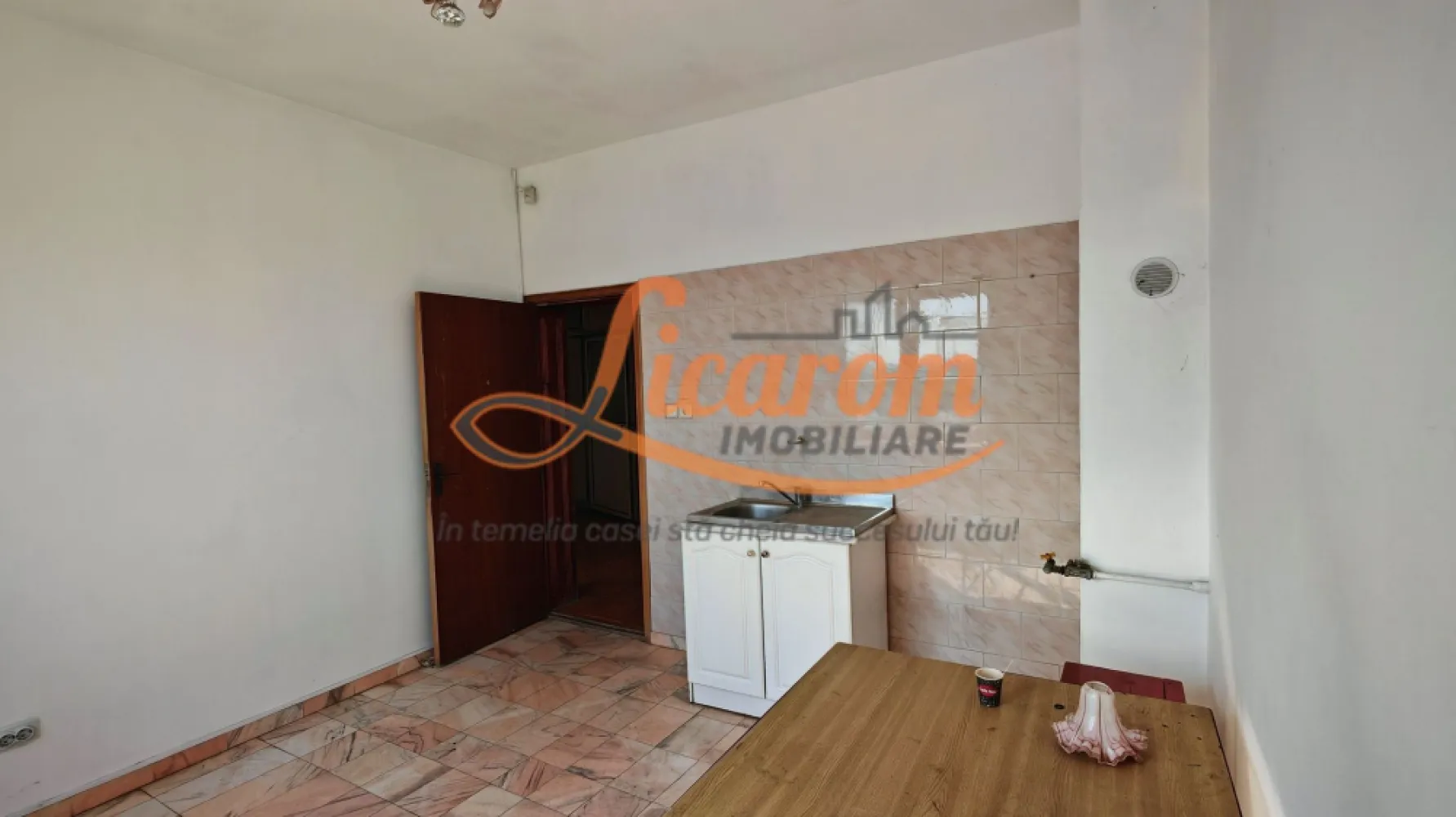 Hala 500 mp productie/depozitare Bartolomeu,birouri,parcare mare. - Licarom Imobiliare propune spre inchiriere o hala in suprafata de 500 mp,situata in Bartolomeu zona industriala. Proprietatea are in dotare 2 spatii pentru vestiare (aproximativ 100 mp),4 birouri in suprafata de 120 mp,un grup sanitar si are o parcare mare ,in suprafata de 200 mp, in care incap 18 masini. Hala este pretabila pentru produtie,depozitare,service auto,etc. Este racordata la curent electric de 380 V, cu putere instalata de 25KW care se poate mari la nevoie pana la 300 KW. Incalzirea se face cu gaz. Accesul este foarte usor catre oras si catre centura Bv. Pretul chiriei este de 2000 euro/luna. Pentru informatii suplimentare si vizionari,nu ezitati sa ne contactati la telefon 0741059397 Consultant imobiliar Calin si 0723985424 Consultant imobiliar Liliana. }}