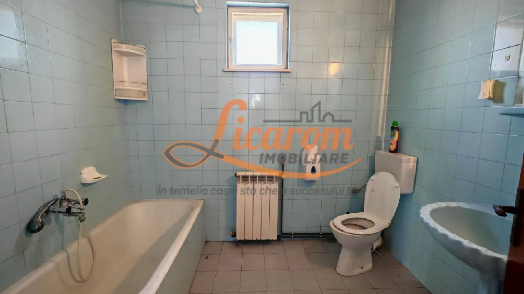 Hala 500 mp productie/depozitare Bartolomeu,birouri,parcare mare. - Licarom Imobiliare propune spre inchiriere o hala in suprafata de 500 mp,situata in Bartolomeu zona industriala. Proprietatea are in dotare 2 spatii pentru vestiare (aproximativ 100 mp),4 birouri in suprafata de 120 mp,un grup sanitar si are o parcare mare ,in suprafata de 200 mp, in care incap 18 masini. Hala este pretabila pentru produtie,depozitare,service auto,etc. Este racordata la curent electric de 380 V, cu putere instalata de 25KW care se poate mari la nevoie pana la 300 KW. Incalzirea se face cu gaz. Accesul este foarte usor catre oras si catre centura Bv. Pretul chiriei este de 2000 euro/luna. Pentru informatii suplimentare si vizionari,nu ezitati sa ne contactati la telefon 0741059397 Consultant imobiliar Calin si 0723985424 Consultant imobiliar Liliana. }}