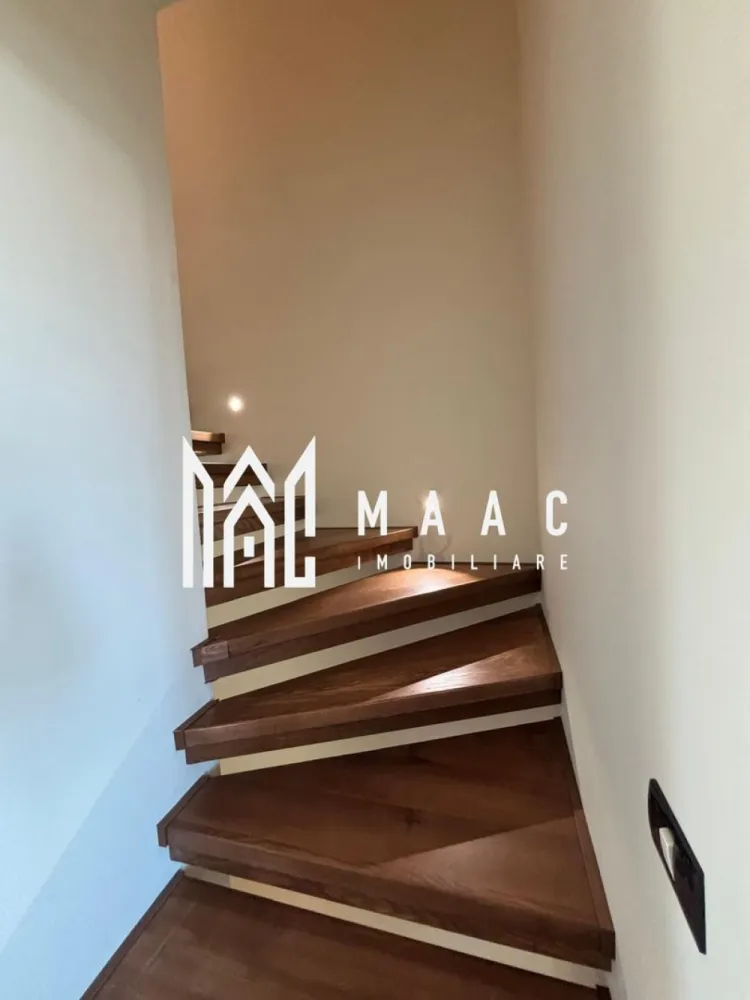 Casă 4 camere | La cheie | 148 mp utili | 4 băi I Cisnadie - MAAC Imobiliare vă propune spre vânzare o casă tip duplex finalizată la cheie, situată într-o zonă liniștită, la ieșirea din Cisnădie către Cisnădioara – o locație cu priveliște superbă și acces facil către Sibiu. Detalii proprietate: Suprafață utilă: 148 mp Teren aferent: 233 mp Regim de înălțime: P + E + M Compartimentare: Parter: Hol de acces Bucătărie separată Living luminos cu zonă de dining și acces la terasă acoperită Baie Spațiu de depozitare Etaj: 2 dormitoare spațioase 2 băi Balcon Mansardă: Dormitor cu baie proprie Dotări și beneficii: Predare la cheie cu finisaje premium Încălzire în pardoseală pentru confort superior Poartă automatizată Priveliște deosebită asupra zonei Zonă liniștită, ideală pentru familii O locuință modernă, atent proiectată pentru confort, intimitate și calitate — perfectă pentru cei care își doresc un cămin aproape de natură, dar la doar câteva minute de oraș. Pentru mai multe informații și programări la vizionare, vă rugăm să menționați ID anunț: CP2801384 }}