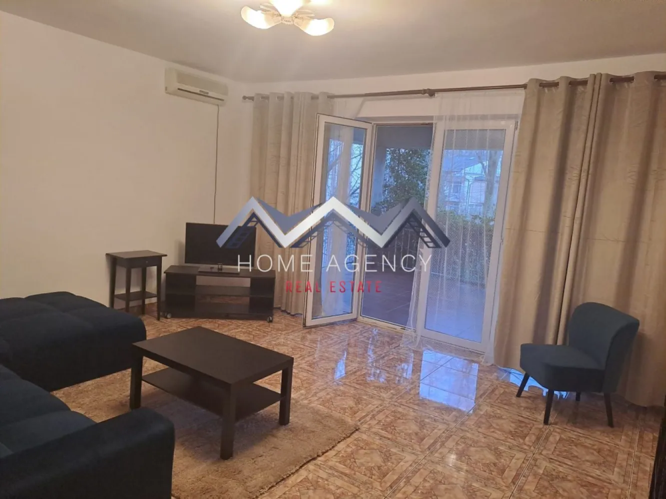 Apartament 2 camere | include parcare - Vă propunem, spre închiriere, un apartament cu 2 camere, complet mobilat și utilat, situat într-o zonă liniștită, aproape de pădure, într-o vilă tip P+1+M, cu un cadru natural deosebit. Locuința este ideală pentru persoanele care își doresc confort, intimitate și acces rapid către principalele puncte de interes din Nordul Capitalei. Apartamentul este amenajat modern, fiind pregătit pentru mutare imediată, fără investiții suplimentare. Compartimentarea este decomandată și eficientă, cuprinde un living luminos cu acces spre terasa foarte generoasă, un dormitor primitor, o bucătărie închisă și o baie cu cabină de duș. Spațiile sunt bine organizate, oferind un ambient plăcut și funcțional. Beneficiază de un loc de parcare inclus. Datorită poziționării excelente, apartamentul este ideal pentru cadre militare sau personal care activează în zona de Nord, inclusiv în apropierea unităților militare sau a Aeroportului, oferind un echilibru perfect între liniște și accesibilitate (aproximativ 5 minute până la unitatea militară). Pentru mai multe detalii sau stabilirea unei vizionări, vă stăm cu drag la dispoziție! }}