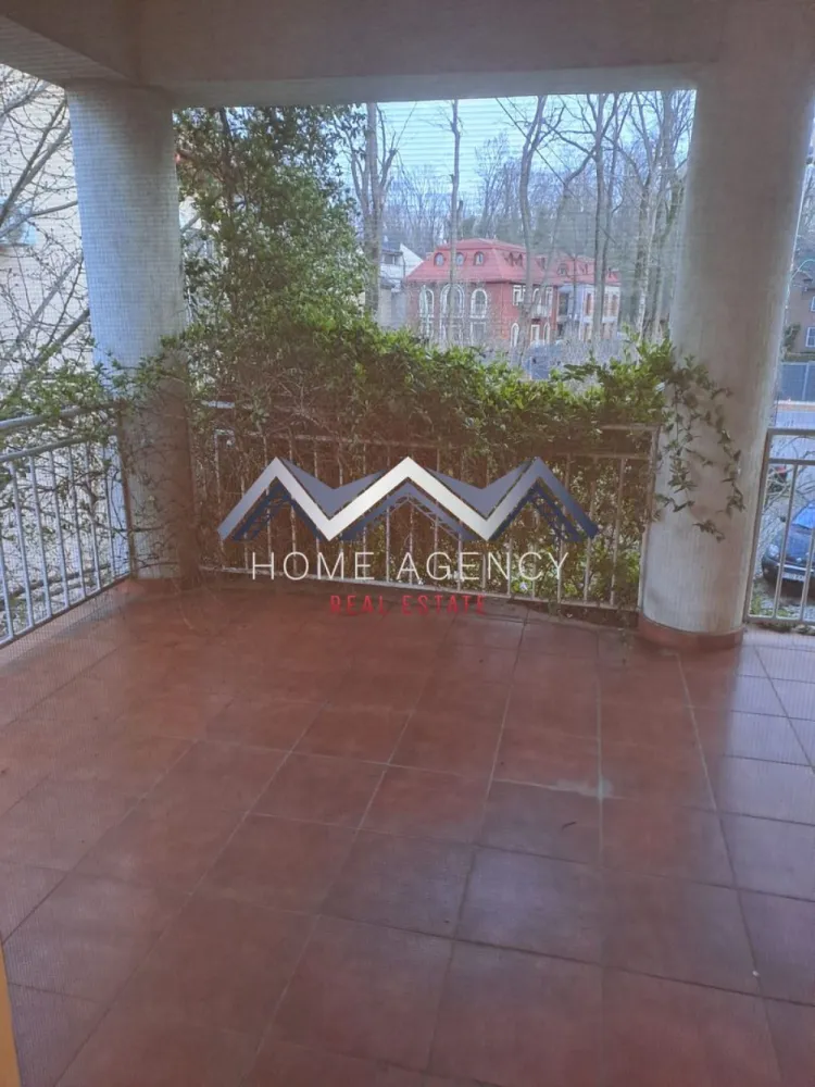 Apartament 2 camere | include parcare - Vă propunem, spre închiriere, un apartament cu 2 camere, complet mobilat și utilat, situat într-o zonă liniștită, aproape de pădure, într-o vilă tip P+1+M, cu un cadru natural deosebit. Locuința este ideală pentru persoanele care își doresc confort, intimitate și acces rapid către principalele puncte de interes din Nordul Capitalei. Apartamentul este amenajat modern, fiind pregătit pentru mutare imediată, fără investiții suplimentare. Compartimentarea este decomandată și eficientă, cuprinde un living luminos cu acces spre terasa foarte generoasă, un dormitor primitor, o bucătărie închisă și o baie cu cabină de duș. Spațiile sunt bine organizate, oferind un ambient plăcut și funcțional. Beneficiază de un loc de parcare inclus. Datorită poziționării excelente, apartamentul este ideal pentru cadre militare sau personal care activează în zona de Nord, inclusiv în apropierea unităților militare sau a Aeroportului, oferind un echilibru perfect între liniște și accesibilitate (aproximativ 5 minute până la unitatea militară). Pentru mai multe detalii sau stabilirea unei vizionări, vă stăm cu drag la dispoziție! }}