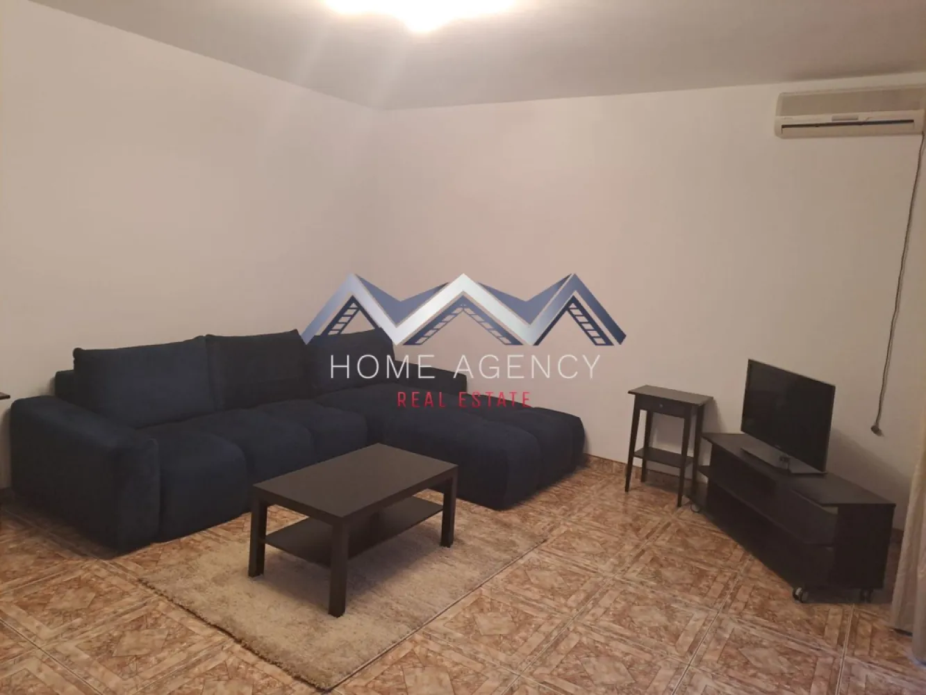 Apartament 2 camere | include parcare - Vă propunem, spre închiriere, un apartament cu 2 camere, complet mobilat și utilat, situat într-o zonă liniștită, aproape de pădure, într-o vilă tip P+1+M, cu un cadru natural deosebit. Locuința este ideală pentru persoanele care își doresc confort, intimitate și acces rapid către principalele puncte de interes din Nordul Capitalei. Apartamentul este amenajat modern, fiind pregătit pentru mutare imediată, fără investiții suplimentare. Compartimentarea este decomandată și eficientă, cuprinde un living luminos cu acces spre terasa foarte generoasă, un dormitor primitor, o bucătărie închisă și o baie cu cabină de duș. Spațiile sunt bine organizate, oferind un ambient plăcut și funcțional. Beneficiază de un loc de parcare inclus. Datorită poziționării excelente, apartamentul este ideal pentru cadre militare sau personal care activează în zona de Nord, inclusiv în apropierea unităților militare sau a Aeroportului, oferind un echilibru perfect între liniște și accesibilitate (aproximativ 5 minute până la unitatea militară). Pentru mai multe detalii sau stabilirea unei vizionări, vă stăm cu drag la dispoziție! }}