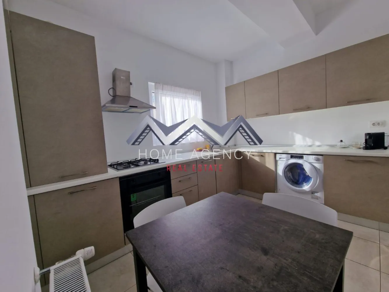 Apartament 3 camere Otopeni - Vă propunem, spre închiriere, un apartament cu 3 camere, complet mobilat și utilat, situat la etajul 1/4, într-un bloc nou (cu lift) din Otopeni, cu acces facil către magazine (Lidl și Mega Image la 1 minut de mers pe jos, Penny în proximitate), restaurante, farmacii, stație de autobuz la 3 minute de mers pe jos, școli/ grădinițe (private și de stat), terenuri de tenis, benzinărie, Aeroport, DN1 etc. Apartamentul este foarte luminos, foarte spațios și foarte bine compartimentat, având un living și un hol foarte generos, o bucătărie închisă, două dormitoare (ambele cu acces spre balcon propriu) și două băi (o baie cu cadă și un WC de serviciu). Programează-te acum pentru o vizionare!