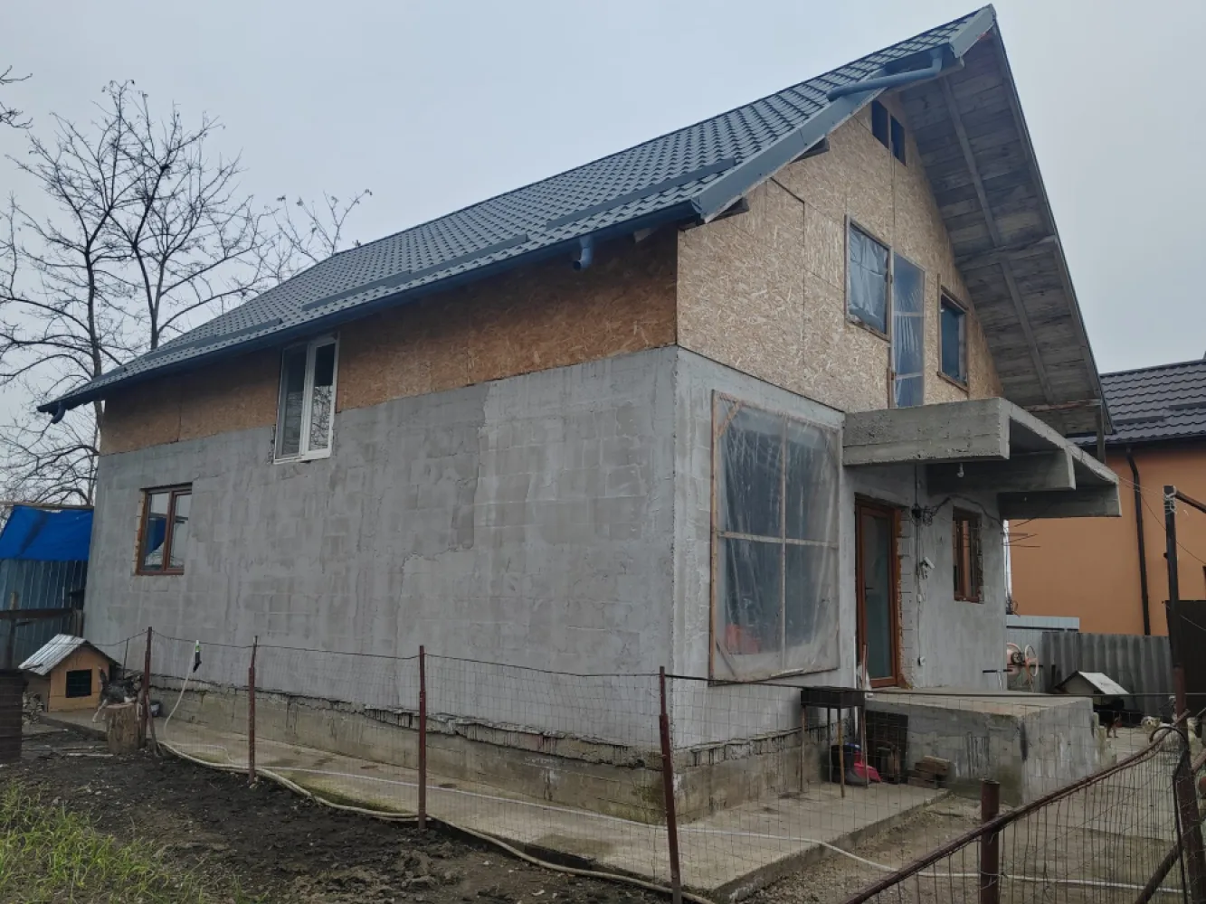 Imobil cu 2 constructii, anexe și 670 mp teren, utilități racordate, Bratasanca - Agenția imobiliară Sebarucata Business Consulting vă prezintă spre vânzare o proprietate generoasă situată în satul Brătășanca, comuna Filipeștii de Târg, cu acces direct din drum județean și deschidere de 18 ml la stradă.Terenul are o suprafață de 670 mp( respectiv 744 mp măsurați) pe care sunt amplasate două construcții și anexe.Mai exact, vorbim despre:(1) o casă edificată în 1960, cu un regim de înălțime parter și încadrată în clasa energetica D.Acest corp are o suprafață construită de 99,09 mp( utilă 78,52 mp) și a fost complet renovat. Avantajul acestei construcții este dată de faptul că este funcțională și poate fi folosită imediat.Ca și compartimentare, vorbim de 5 camere, o bucătărie, o baie generoasă cu aerisire naturala( geam) și cadă+ 2 holuri.Utilități racordate: apa de la rețea, fosa septică, electricitate, gaze( centrală+ 9 calorifere), canalizarea fiind în curs de execuție în comună.Caracteristici constructive:- fundație de piatră ;- pod cu grinzi de lemn;- tavane de rigips în 3 dintre camere( înălțimea camerei fiind de 1,98 m) acestea permițând înălțarea lor cu cel puțin 30 de cm;- placa de beton turnată deasupra dormitorului, holului și în camera centralei( în aceste camere înălțimea este de 2,10 m);- pereti: zidarie caramida;- invelitoare: tabla.(2) Anexe: bucătărie de vară cu beci+ grup sanitar cu duș, toaletă și boiler electric. Grupul sanitar este amplasat deasupra fosei septice.(3) Construcția nouă, autorizată în 2025 cu regim de inaltime P+M și o suprafață construită de 202 mp.Suprafața desfășurată construită: 97,9 mpSuprafața desfășurată utilă: 146,11 mpSuprafața desfășurată locuibilă: 109,18 mp.Compartimentare:- parter în suprafață de 76,36 mp: living, 3 dormitoare, baie, bucătărie;- mansarda în suprafață de 67,75 mp: 3 dormitoare, baie, hol, dresing.-Inaltime camere: 2,60-2,75 m.Autorizație de construcție a fost emisă în iunie 2025( valabilitate 24 luni) iar structură este realizată conform proiectului.Toate utilitățile sunt disponibile pe proprietate.Investiție realizată până în prezent este de aproximativ 80.000 €.Aceasta proprietatea este ideală pentru o familie extinsă/ două familii (părinți + copii), locuință + spațiu pentru birou sau activitate comercială/finalizarea unei case moderne, având avantajul existenței unei locuințe deja funcționale pe teren.Imobilul se vinde mobilat și utilat. Din acesta vor fi luate doar obiectele personale și o parte din electrocasnice.Acces rapid către Ploiești și zonele industriale din Prahova, o califica, de asemenea, ca fiind o oportunitate de investiție sigură.Vecinătăți:- Market La doi Pași, magazine generale;- Unități de învățământ: școală și grădiniță cu program normal și prelungit;- Cabinet stomatologic, farmacie, cabinet medical;- Primarie;- Stație pentru transport în comun( cu plecare din ora în oră din oraș).Având în vedere numărul redus de fotografii ce pot fi postate pe platformele de promovare, vă invităm să ne scrieți în cazul în care doriți fotografii suplimentare.Vă stăm la dispoziție pentru orice informație suplimentară și stabilirea unei vizionari. }}