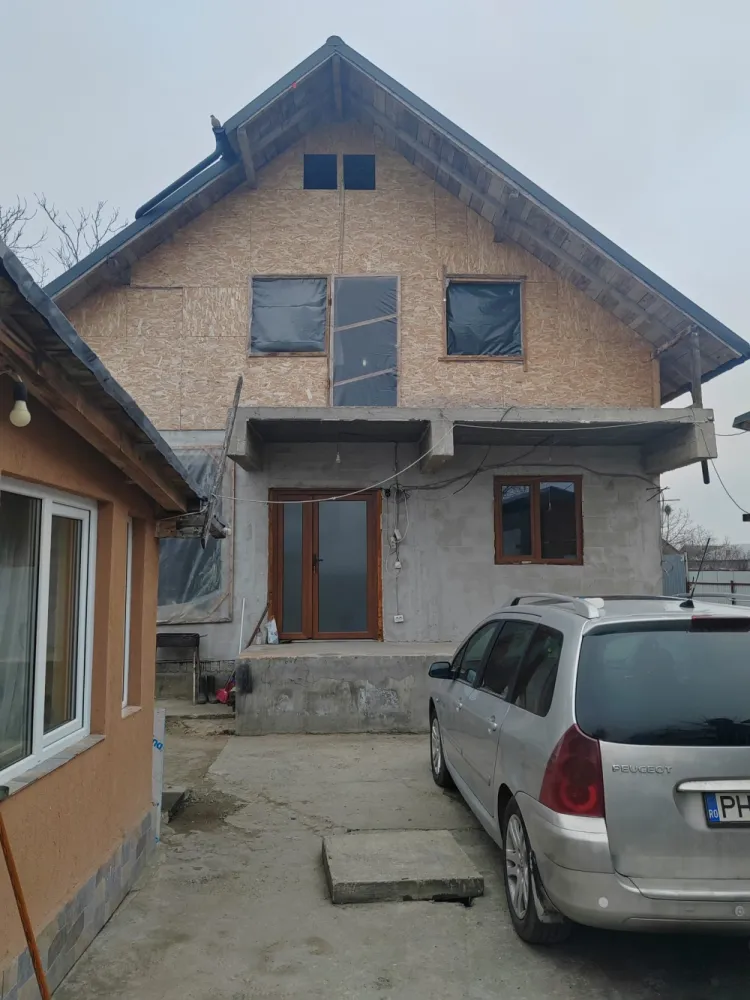 Imobil cu 2 constructii, anexe și 670 mp teren, utilități racordate, Bratasanca - Agenția imobiliară Sebarucata Business Consulting vă prezintă spre vânzare o proprietate generoasă situată în satul Brătășanca, comuna Filipeștii de Târg, cu acces direct din drum județean și deschidere de 18 ml la stradă.Terenul are o suprafață de 670 mp( respectiv 744 mp măsurați) pe care sunt amplasate două construcții și anexe.Mai exact, vorbim despre:(1) o casă edificată în 1960, cu un regim de înălțime parter și încadrată în clasa energetica D.Acest corp are o suprafață construită de 99,09 mp( utilă 78,52 mp) și a fost complet renovat. Avantajul acestei construcții este dată de faptul că este funcțională și poate fi folosită imediat.Ca și compartimentare, vorbim de 5 camere, o bucătărie, o baie generoasă cu aerisire naturala( geam) și cadă+ 2 holuri.Utilități racordate: apa de la rețea, fosa septică, electricitate, gaze( centrală+ 9 calorifere), canalizarea fiind în curs de execuție în comună.Caracteristici constructive:- fundație de piatră ;- pod cu grinzi de lemn;- tavane de rigips în 3 dintre camere( înălțimea camerei fiind de 1,98 m) acestea permițând înălțarea lor cu cel puțin 30 de cm;- placa de beton turnată deasupra dormitorului, holului și în camera centralei( în aceste camere înălțimea este de 2,10 m);- pereti: zidarie caramida;- invelitoare: tabla.(2) Anexe: bucătărie de vară cu beci+ grup sanitar cu duș, toaletă și boiler electric. Grupul sanitar este amplasat deasupra fosei septice.(3) Construcția nouă, autorizată în 2025 cu regim de inaltime P+M și o suprafață construită de 202 mp.Suprafața desfășurată construită: 97,9 mpSuprafața desfășurată utilă: 146,11 mpSuprafața desfășurată locuibilă: 109,18 mp.Compartimentare:- parter în suprafață de 76,36 mp: living, 3 dormitoare, baie, bucătărie;- mansarda în suprafață de 67,75 mp: 3 dormitoare, baie, hol, dresing.-Inaltime camere: 2,60-2,75 m.Autorizație de construcție a fost emisă în iunie 2025( valabilitate 24 luni) iar structură este realizată conform proiectului.Toate utilitățile sunt disponibile pe proprietate.Investiție realizată până în prezent este de aproximativ 80.000 €.Aceasta proprietatea este ideală pentru o familie extinsă/ două familii (părinți + copii), locuință + spațiu pentru birou sau activitate comercială/finalizarea unei case moderne, având avantajul existenței unei locuințe deja funcționale pe teren.Imobilul se vinde mobilat și utilat. Din acesta vor fi luate doar obiectele personale și o parte din electrocasnice.Acces rapid către Ploiești și zonele industriale din Prahova, o califica, de asemenea, ca fiind o oportunitate de investiție sigură.Vecinătăți:- Market La doi Pași, magazine generale;- Unități de învățământ: școală și grădiniță cu program normal și prelungit;- Cabinet stomatologic, farmacie, cabinet medical;- Primarie;- Stație pentru transport în comun( cu plecare din ora în oră din oraș).Având în vedere numărul redus de fotografii ce pot fi postate pe platformele de promovare, vă invităm să ne scrieți în cazul în care doriți fotografii suplimentare.Vă stăm la dispoziție pentru orice informație suplimentară și stabilirea unei vizionari. }}