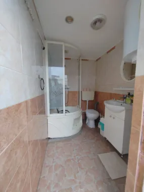 Imobil cu 2 constructii, anexe și 670 mp teren, utilități racordate, Bratasanca