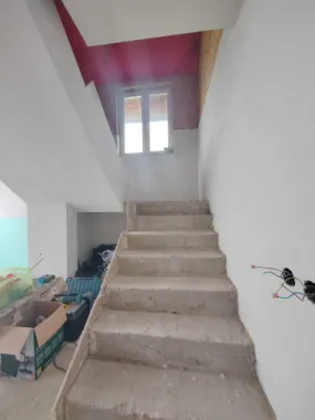 Imobil cu 2 constructii, anexe și 670 mp teren, utilități racordate, Bratasanca