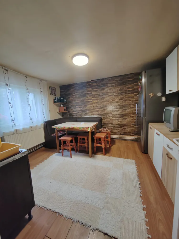 Imobil p+m cu teren generos 2259 mp, Filipeștii de Târg, disponibil imediat - Agenția imobiliară Sebarucata Business Consulting vă prezintă spre vânzare un imobil cu regim de înălțime P+M ce beneficiază de un teren generos în suprafață de 2259 mp în Filipestii de Targ- Prahova.Descrierea proprietății:1. TerenSuprafață: 2.259 mpCategoria: intravilanUtilizare: curți construcții, arabil2. Construcția principalăInitial, imobilul era reprezentat de o constructie cu o suprafață de 50 mp asupra căreia s-a intervenit în perioada 2011-2015 prin lucrari de extindere, finalizate cu proces verbal de receptie lucrare.Regim de înălțime: Parter + MansardăSuprafata construita: 135,69 mpSuprafață construită desfășurată: 190,03 mpSuprafață utilă totală: 149,34 mpStructură construcție:Construcție inițială:Vechime constructie: edificata in 1960–19702 camere( 1 camera, 1 birou)+ 2 holurisuprafață utilă: 37,32 mpsuprafață construită: 50,10 mpExtindere:Suprafata construita :146 mpParter: 3 camere,1 baie, 1 bucatarie, 1 holMansarda: living, dormitor, hol, casa scarii- realizată între 2011–2015- documentație tehnică existentăStadiu finisare: mansarda nefinalizată+ 1camera/casa scarii de la parter nefinalizata; de finisat fatada imobilului.Caracteristici constructive:Zidarie: pereti structurali din zidarie BCA cu centuri si stalpisori din beton armat;Planseu peste parter din beton armat;Fundatii: beton;Acoperis: sarpanta;Invelitoare: tabla;Sistem de incalzire: CT.3.Anexa- constructie auxiliara folosita cu scop de depozitare, relativ nouă (placări tip panouri / lemn).Utilități: energie electrică, apă+ fantana( adancime 40 m, necuratata), gaz( centrala proprie+ calorifere), fosa vidanjabila.Imobilul se potrivește în special pentru:- o familie care dorește casă cu teren mare;- persoane din Ploiești care caută o zonă liniștită;- cumpărători interesați de grădină, livadă sau hobby agricol.Dacă simțiți că acest imobil este ceea ce căutați, vă invit să mă contactați pentru informații suplimentare și stabilirea unei vizionari!&nbsp; }}