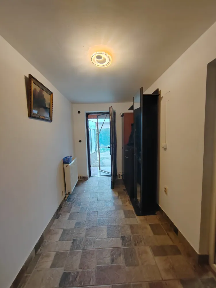 Imobil p+m cu teren generos 2259 mp, Filipeștii de Târg, disponibil imediat - Agenția imobiliară Sebarucata Business Consulting vă prezintă spre vânzare un imobil cu regim de înălțime P+M ce beneficiază de un teren generos în suprafață de 2259 mp în Filipestii de Targ- Prahova.Descrierea proprietății:1. TerenSuprafață: 2.259 mpCategoria: intravilanUtilizare: curți construcții, arabil2. Construcția principalăInitial, imobilul era reprezentat de o constructie cu o suprafață de 50 mp asupra căreia s-a intervenit în perioada 2011-2015 prin lucrari de extindere, finalizate cu proces verbal de receptie lucrare.Regim de înălțime: Parter + MansardăSuprafata construita: 135,69 mpSuprafață construită desfășurată: 190,03 mpSuprafață utilă totală: 149,34 mpStructură construcție:Construcție inițială:Vechime constructie: edificata in 1960–19702 camere( 1 camera, 1 birou)+ 2 holurisuprafață utilă: 37,32 mpsuprafață construită: 50,10 mpExtindere:Suprafata construita :146 mpParter: 3 camere,1 baie, 1 bucatarie, 1 holMansarda: living, dormitor, hol, casa scarii- realizată între 2011–2015- documentație tehnică existentăStadiu finisare: mansarda nefinalizată+ 1camera/casa scarii de la parter nefinalizata; de finisat fatada imobilului.Caracteristici constructive:Zidarie: pereti structurali din zidarie BCA cu centuri si stalpisori din beton armat;Planseu peste parter din beton armat;Fundatii: beton;Acoperis: sarpanta;Invelitoare: tabla;Sistem de incalzire: CT.3.Anexa- constructie auxiliara folosita cu scop de depozitare, relativ nouă (placări tip panouri / lemn).Utilități: energie electrică, apă+ fantana( adancime 40 m, necuratata), gaz( centrala proprie+ calorifere), fosa vidanjabila.Imobilul se potrivește în special pentru:- o familie care dorește casă cu teren mare;- persoane din Ploiești care caută o zonă liniștită;- cumpărători interesați de grădină, livadă sau hobby agricol.Dacă simțiți că acest imobil este ceea ce căutați, vă invit să mă contactați pentru informații suplimentare și stabilirea unei vizionari!&nbsp; }}