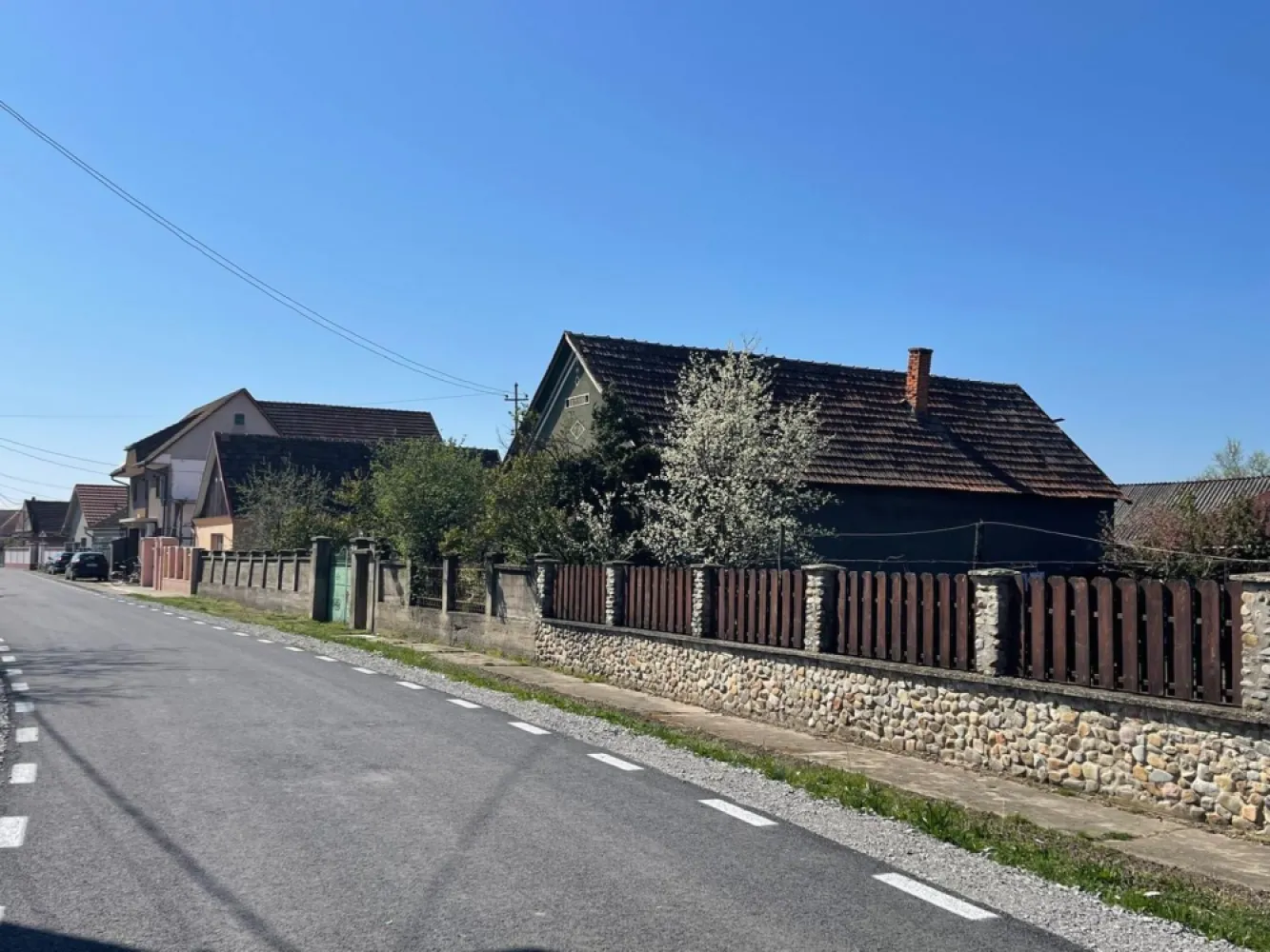 Casă tradițională la sat +teren 1.500 mp. Sat Săbolciu-51000 euro neg - De vânzare | Casă tradițională la sat + teren 1.500 mp | Săbolciu (com. Săcădat) | Comision 0 La doar 18 km de Oradea, în zona centrală a satului Săbolciu, vă propunem spre vânzare o proprietate cu casă și grădină, ideală pentru locuit, gospodărie sau investiție. Locație și acces: - Drum asfaltat în fața proprietății - Zonă centrală, cu acces facil - Utilități în curs de executare Casa (1975) – 2 corpuri: - Corp principal: 3 camere - Corp secundar: bucătărie de vară + anexe gospodărești Încălzire pe lemne Teren: Suprafață: 1.500 mp Front stradal aproximativ 30 ml (generos, cu posibilitate de dezmembrare pentru un nou loc de casă) Teren împrejmuit Gard de beton la stradă Preț: 51.000 € (negociabil) Comision 0 Contact: Sorin Gligor – 0731 290 032 }}