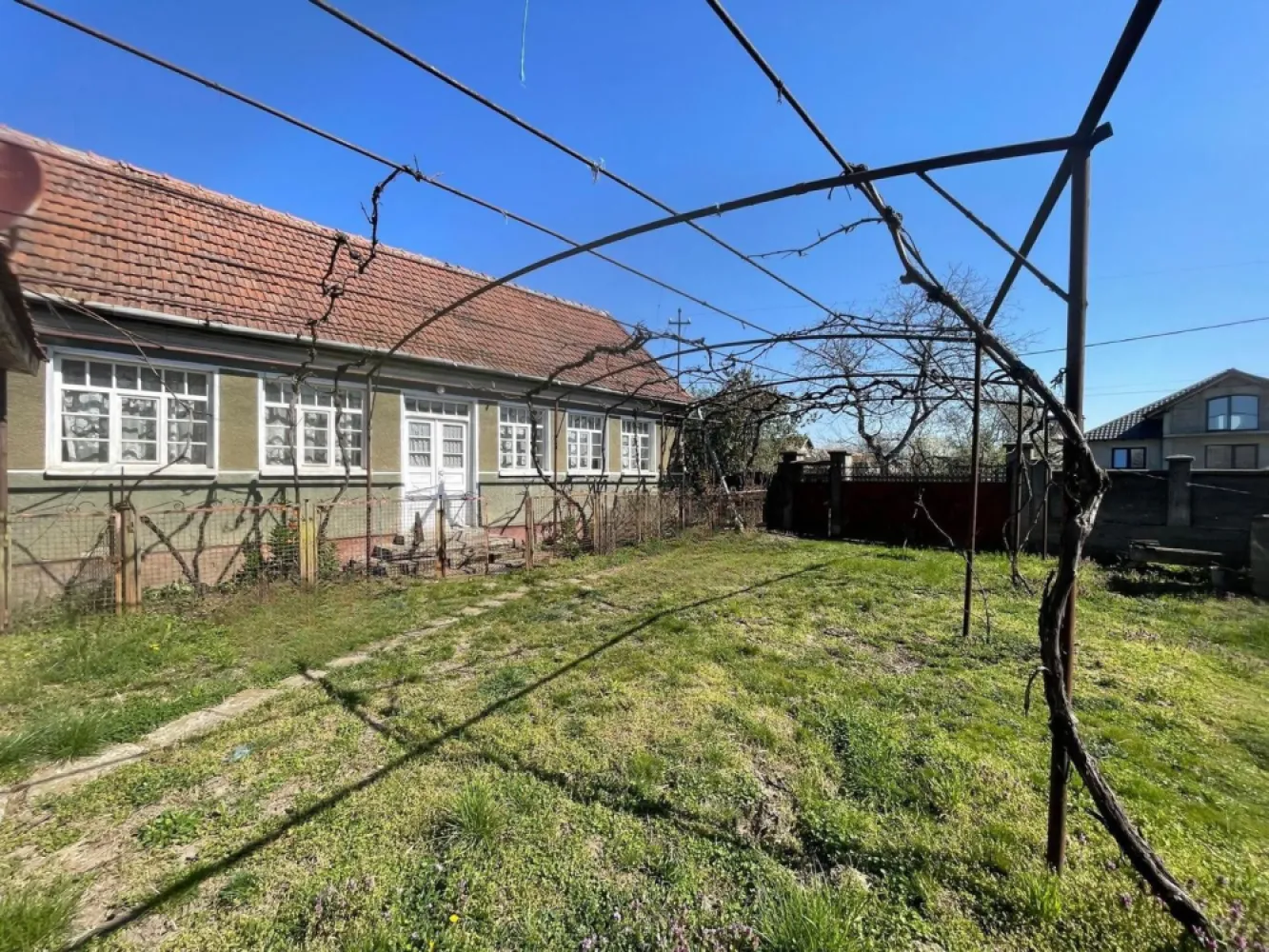 Casă tradițională la sat +teren 1.500 mp. Sat Săbolciu-51000 euro neg - De vânzare | Casă tradițională la sat + teren 1.500 mp | Săbolciu (com. Săcădat) | Comision 0 La doar 18 km de Oradea, în zona centrală a satului Săbolciu, vă propunem spre vânzare o proprietate cu casă și grădină, ideală pentru locuit, gospodărie sau investiție. Locație și acces: - Drum asfaltat în fața proprietății - Zonă centrală, cu acces facil - Utilități în curs de executare Casa (1975) – 2 corpuri: - Corp principal: 3 camere - Corp secundar: bucătărie de vară + anexe gospodărești Încălzire pe lemne Teren: Suprafață: 1.500 mp Front stradal aproximativ 30 ml (generos, cu posibilitate de dezmembrare pentru un nou loc de casă) Teren împrejmuit Gard de beton la stradă Preț: 51.000 € (negociabil) Comision 0 Contact: Sorin Gligor – 0731 290 032 }}