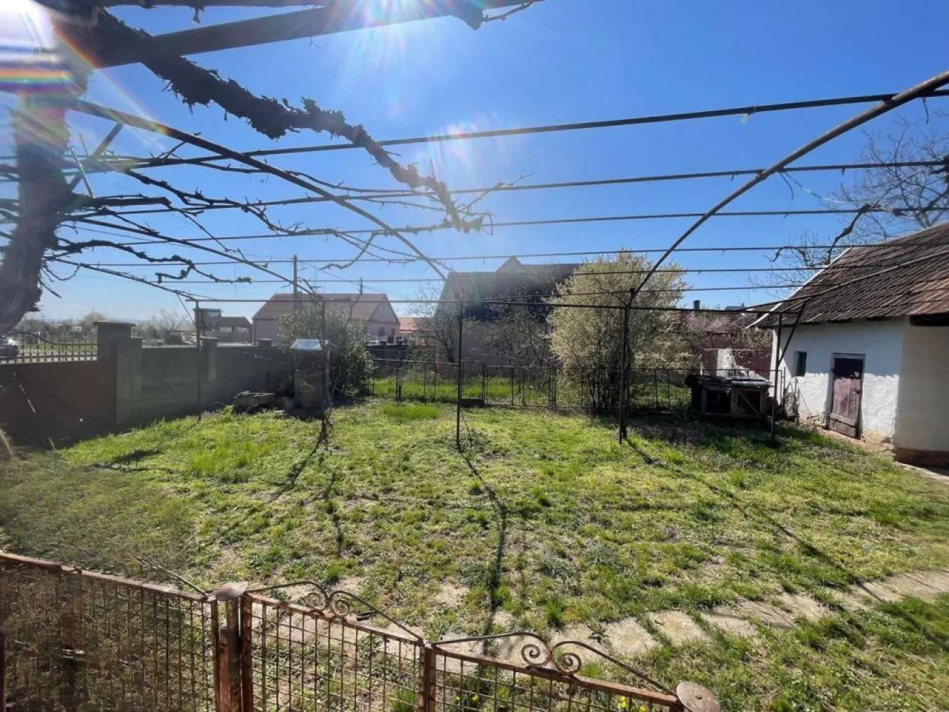 Casă tradițională la sat +teren 1.500 mp. Sat Săbolciu-51000 euro neg - De vânzare | Casă tradițională la sat + teren 1.500 mp | Săbolciu (com. Săcădat) | Comision 0 La doar 18 km de Oradea, în zona centrală a satului Săbolciu, vă propunem spre vânzare o proprietate cu casă și grădină, ideală pentru locuit, gospodărie sau investiție. Locație și acces: - Drum asfaltat în fața proprietății - Zonă centrală, cu acces facil - Utilități în curs de executare Casa (1975) – 2 corpuri: - Corp principal: 3 camere - Corp secundar: bucătărie de vară + anexe gospodărești Încălzire pe lemne Teren: Suprafață: 1.500 mp Front stradal aproximativ 30 ml (generos, cu posibilitate de dezmembrare pentru un nou loc de casă) Teren împrejmuit Gard de beton la stradă Preț: 51.000 € (negociabil) Comision 0 Contact: Sorin Gligor – 0731 290 032 }}