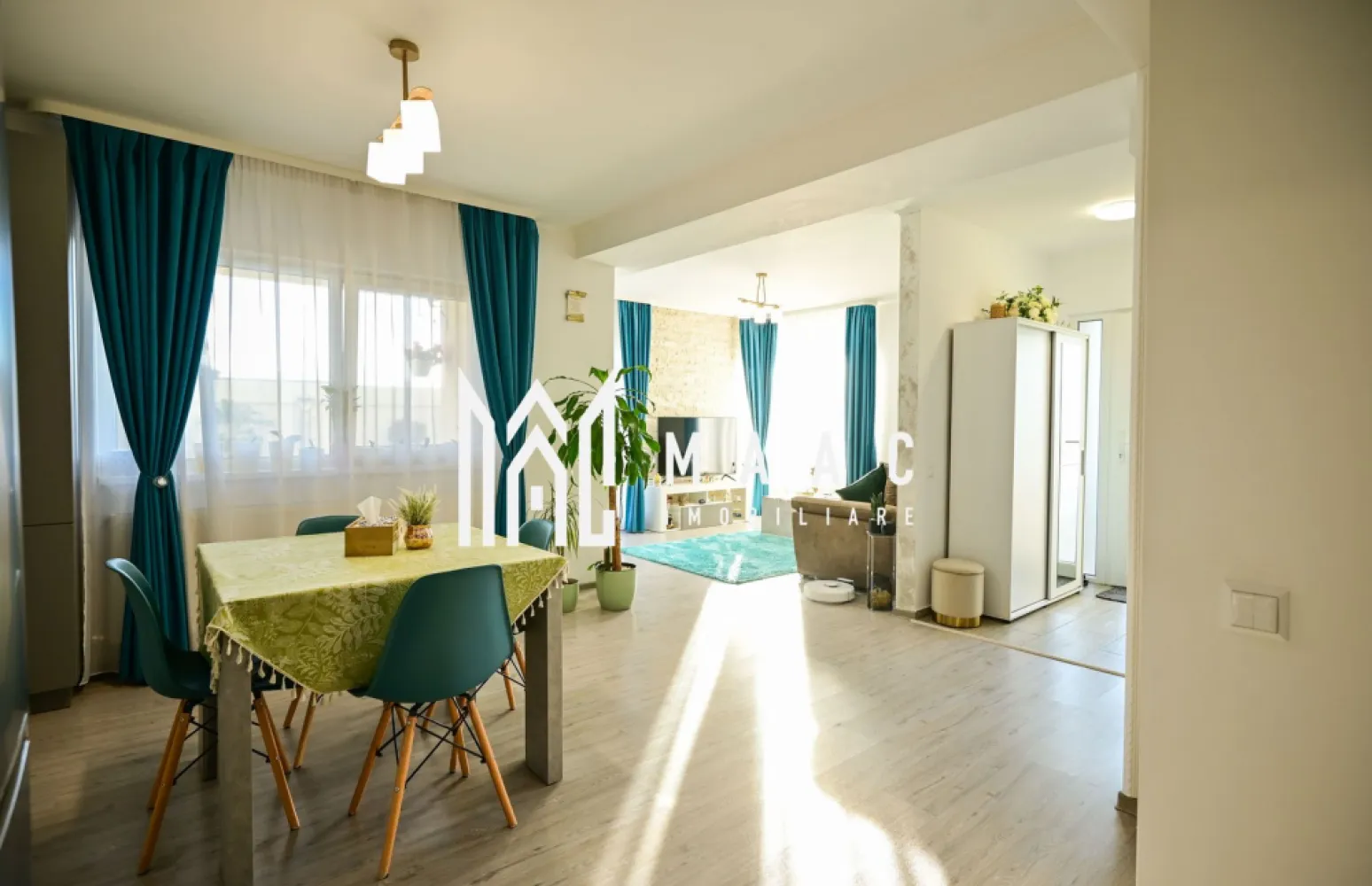 Casa Moderna I 4 Camere I 100 mp I Curte Proprie 105 mp I Selimbar I Sibiu - MAAC Imobiliare vă propune spre vânzare o casă modernă cu 4 camere, situată într-o zonă liniștită și apreciată din Șelimbăr – Trifoiului. Locuința este complet mobilată și utilată, atent întreținută și pregătită pentru mutare imediată, fără investiții suplimentare. Este ideală pentru o familie care își dorește confort, intimitate și costuri reduse de întreținere datorită poziționării pe Sud. Proprietatea este situată într-o zonă de case noi, liniștită, cu acces facil către toate punctele de interes din Sibiu: Centrul orașului Sibiu – acces rapid Shopping City Sibiu – la doar câteva minute Școli, grădinițe, farmacii și supermarketuri în apropiere Detalii proprietate Tip imobil: casă tip Triplex Suprafață utilă: 100 mp (măsurată și verificată cu telemetru) Curte proprie: 105 mp, amenajată complet cu pavaj, spațiu verde și foișor acoperit cu panouri Isopan Anexă de depozitare cu instalație electrică Două terase acoperite + lojă de aproximativ 2 mp Compartimentare Parter: Hol de acces Living open-space amenajat cu finisaje moderne și marmură, cu acces către terasă și curte Zonă de dining cu șemineu electric Bucătărie complet mobilată la comandă și utilată (plita pe gaz din sticlă, hotă incorporată, mașină de spălat vase, frigider, mașină de spălat rufe cu uscător integrat) Dormitor / birou Grup sanitar cu ventilare mecanică Etaj: Hol cu acces către lojă și aparat de aer condiționat Gree 20.000 BTU Acces către pod (aproximativ 40 mp utili) – spațiu de depozitare cu instalație electrică Două dormitoare generoase, unul cu dressing propriu și acces la terasă Baie spațioasă cu cadă și geam de aerisire Confort și dotări Orientare Sudică – lumină naturală pe tot parcursul zilei Trei panouri radiante cu termostat individual Izolație termică și fonică superioară între pereții comuni Izolație suplimentară în pod Plase de insecte la toate ferestrele și ușile Copertine de protecție la ușa principală și la lojă Avantaje Se vinde complet mobilată și utilată Curte privată amenajată și foișor acoperit Zonă liniștită, aproape de Sibiu Construcție de calitate și finisaje moderne Pregătită pentru mutare imediată Pentru detalii suplimentare, consultanță sau programarea unei vizionări, va rugăm să ne contactati specificand ID: CP2801140. }}