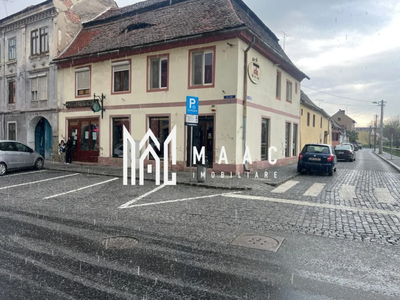 Spatiu comercial de inchiriat 72 mp Strada 9 mai - MAAC Imobiliare vă propune spre închiriere un spațiu comercial cu suprafața utilă de 72 mp, situat pe strada 9 Mai, într-o zonă cu vizibilitate bună și acces facil, potrivit pentru diverse activități comerciale sau de servicii. Datorită poziționării și compartimentării eficiente, spațiul oferă condiții optime pentru desfășurarea unei afaceri într-un cadru urban activ. Proprietatea beneficiază de o compartimentare avantajoasă și este pregătită pentru utilizare imediată, fiind predată la cheie, ceea ce permite începerea rapidă a activității. Beneficii: -suprafață utilă de 72 mp -compartimentare eficientă -grup sanitar propriu -spațiu de depozitare -vitrină stradală pentru vizibilitate crescută -predare la cheie -disponibil începând cu 1 aprilie Pentru mai multe detalii, vă rugăm să menționați CP2988911 la telefon. }}