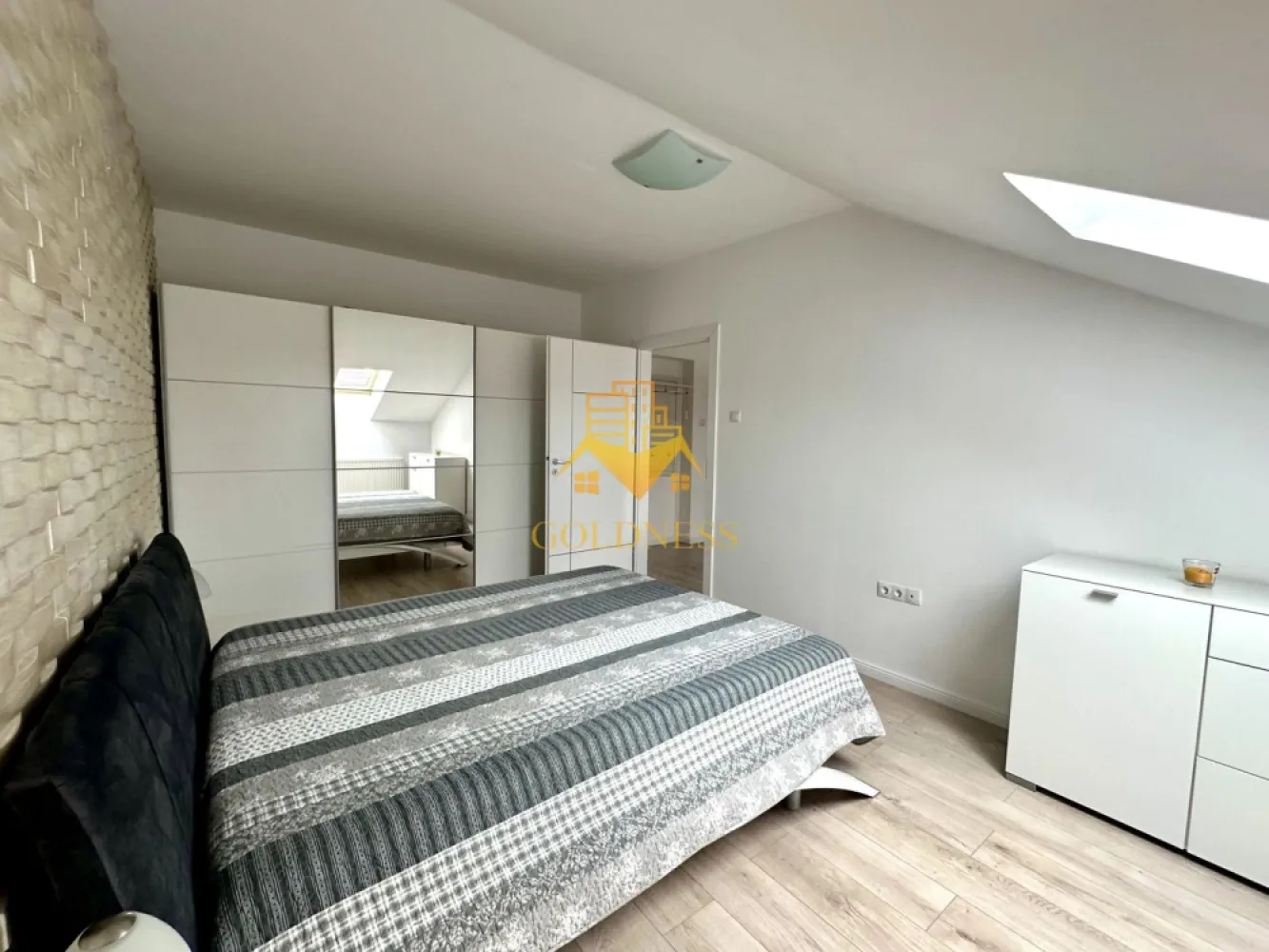 2 camere, Cartierul Europa, Eugen Ionesco, Calea Turzii, Profi - GOLDNESS Imobiliare vă propune spre închiriere un apartament cu 2 camere complet mobilat și utilat, la Mansarda într-o vila compusă din D+P+1+M, în cartierul Europa. Dispune de loc de parcare! Se află în apropierea stațiilor de transport în comun, magazine, restaurante, spații verzi, farmacii, etc. Apartamentul este compartimentat astfel: - dormitor cu pat matrimonial, dressing, noptiere - living cu canapea extensibilă - bucătărie complet utilată și mobilată, loc de servit masa - baie cu dus walkin, calorifer port prosop și dulap pentru depozitare. - terasa de 20mp. Imobilul este dotat cu toate cele necesare- centrală imobil cu contor separat, frigider, aragaz, hotă, mașină de spălat haine, mașina de spălat vase, etc. Dacă sunteți interesați de acest apartament și doriți să îl vizionați, dar și pentru alte oferte nu ezitați să ne contactați telefonic sau prin e-mail. Vă stăm la dispoziție! Pentru intermediere se percepe un comision de 50% din prețul chiriei! }}