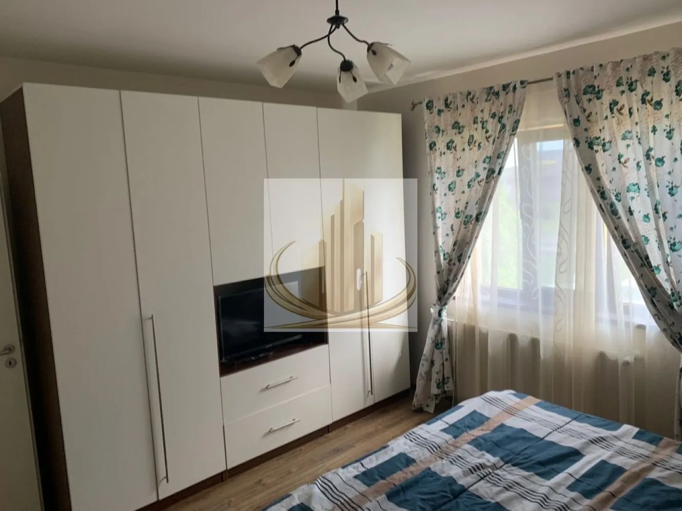 Grand Mobilis 🏡Ap modern cu 2 camere, zona excelenta Giroc - Grand Mobilis Imobiliare vă propune spre închiriere un apartament modern cu 2 camere, situat într-o zonă bună, pe Calea Timișoarei. Apartamentul este amplasat într-o zonă foarte bine dezvoltată, cu străzi asfaltate, având în imediata apropiere Lidl, Kaufland, Prospero, numeroase centre comerciale, farmacii și sală de fitness. Totodată, stația de autobuz se află la doar 2 minute de locuință, oferind acces rapid către oraș. Imobilul este situat la etajul 1 al unui bloc nou, cu 3 etaje, și dispune de o suprafață utilă de 56 mp + terasă de 8 mp. Dotări și beneficii: • Apartament spațios și bine compartimentat • Complet mobilat și utilat: aer condiționat, frigider, plită, cuptor, hotă, cuptor cu microunde, cafetieră, TV, mașină de spălat rufe etc. • Loc de parcare inclus Locuința este ideală pentru o familie sau un cuplu, oferind confort și acces facil la toate facilitățile urbane. Disponibilitate: din 15 aprilie 2026 Preț: 400 €/lună (negociabil) Garanție: o lună în avans }}
