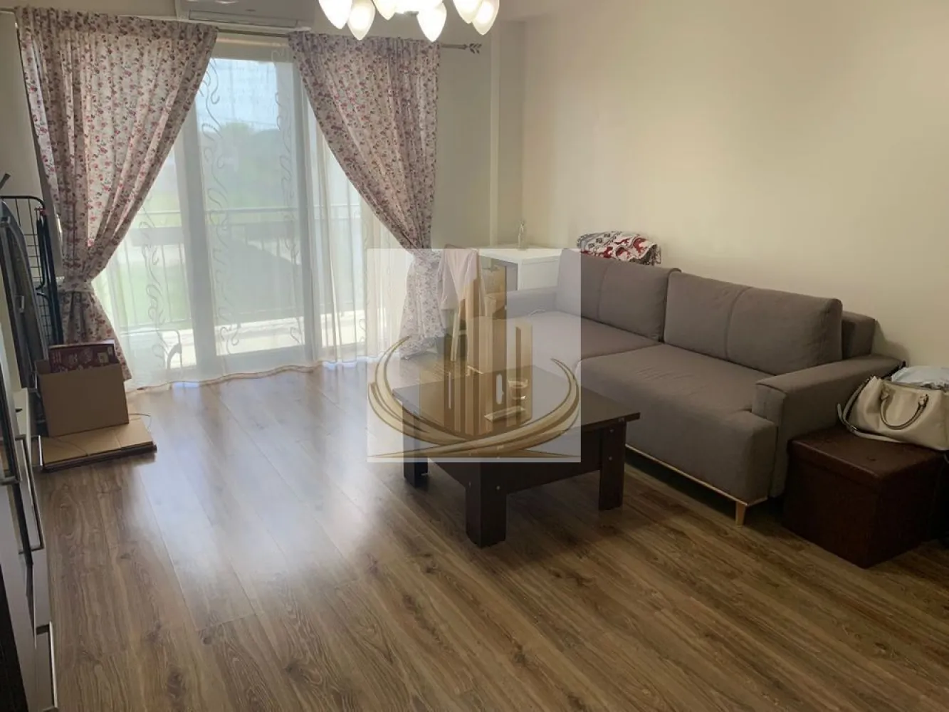 Grand Mobilis 🏡Ap modern cu 2 camere, zona excelenta Giroc - Grand Mobilis Imobiliare vă propune spre închiriere un apartament modern cu 2 camere, situat într-o zonă bună, pe Calea Timișoarei. Apartamentul este amplasat într-o zonă foarte bine dezvoltată, cu străzi asfaltate, având în imediata apropiere Lidl, Kaufland, Prospero, numeroase centre comerciale, farmacii și sală de fitness. Totodată, stația de autobuz se află la doar 2 minute de locuință, oferind acces rapid către oraș. Imobilul este situat la etajul 1 al unui bloc nou, cu 3 etaje, și dispune de o suprafață utilă de 56 mp + terasă de 8 mp. Dotări și beneficii: • Apartament spațios și bine compartimentat • Complet mobilat și utilat: aer condiționat, frigider, plită, cuptor, hotă, cuptor cu microunde, cafetieră, TV, mașină de spălat rufe etc. • Loc de parcare inclus Locuința este ideală pentru o familie sau un cuplu, oferind confort și acces facil la toate facilitățile urbane. Disponibilitate: din 15 aprilie 2026 Preț: 400 €/lună (negociabil) Garanție: o lună în avans }}