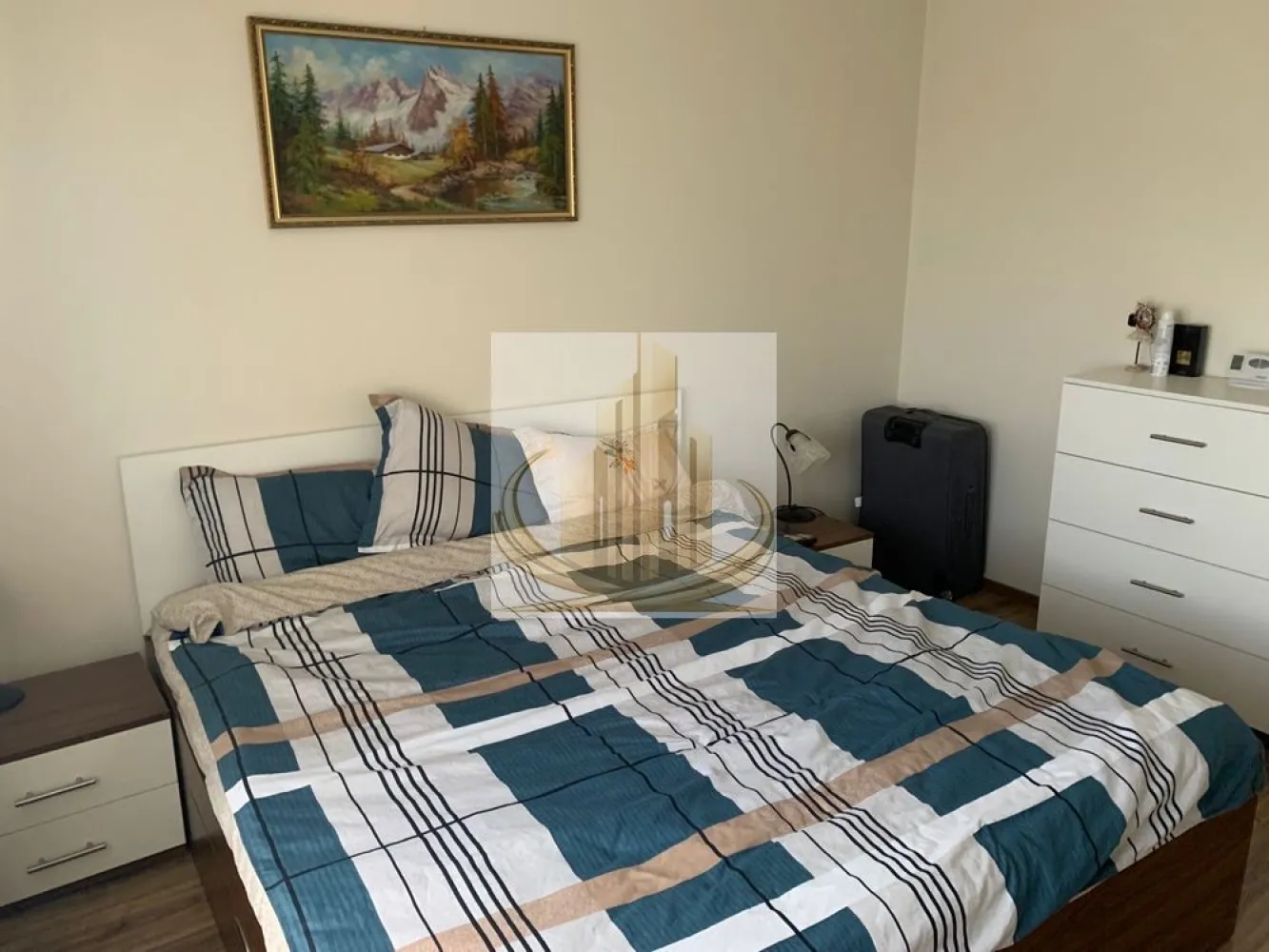 Grand Mobilis 🏡Ap modern cu 2 camere, zona excelenta Giroc - Grand Mobilis Imobiliare vă propune spre închiriere un apartament modern cu 2 camere, situat într-o zonă bună, pe Calea Timișoarei. Apartamentul este amplasat într-o zonă foarte bine dezvoltată, cu străzi asfaltate, având în imediata apropiere Lidl, Kaufland, Prospero, numeroase centre comerciale, farmacii și sală de fitness. Totodată, stația de autobuz se află la doar 2 minute de locuință, oferind acces rapid către oraș. Imobilul este situat la etajul 1 al unui bloc nou, cu 3 etaje, și dispune de o suprafață utilă de 56 mp + terasă de 8 mp. Dotări și beneficii: • Apartament spațios și bine compartimentat • Complet mobilat și utilat: aer condiționat, frigider, plită, cuptor, hotă, cuptor cu microunde, cafetieră, TV, mașină de spălat rufe etc. • Loc de parcare inclus Locuința este ideală pentru o familie sau un cuplu, oferind confort și acces facil la toate facilitățile urbane. Disponibilitate: din 15 aprilie 2026 Preț: 400 €/lună (negociabil) Garanție: o lună în avans }}